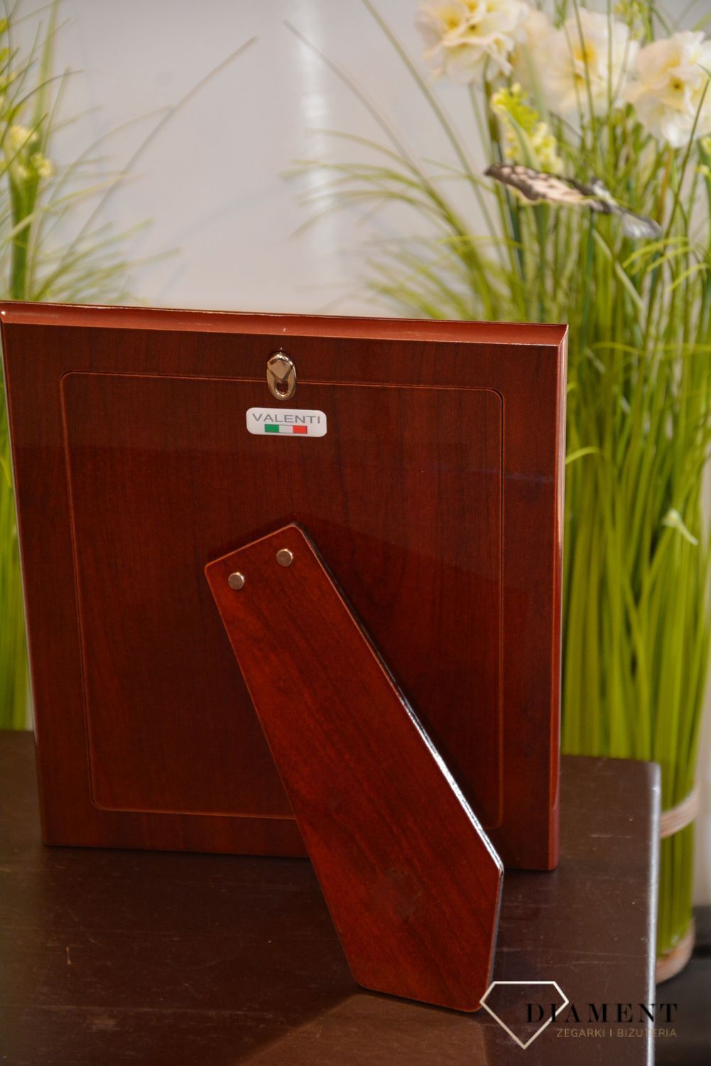 Piękna, srebrna ramka na zdjęcia utrzymana w nowoczesnym stylu. Produkt renomowanej włoskiej firmy Valenti znanej z wysokiej jakości wykonania..jpg