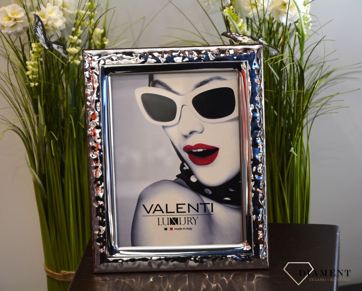 Piękna, srebrna ramka na zdjęcia utrzymana w nowoczesnym stylu. Produkt renomowanej włoskiej firmy Valenti znanej z wysokiej jakości wykonania..jpg