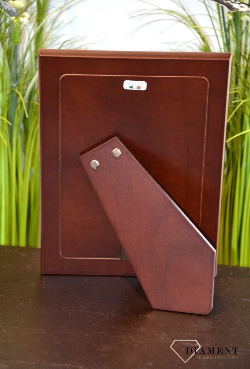 Elegancka ramka srebrna utrzymana w nowoczesnym stylu. Produkt renomowanej włoskiej firmy Valenti znanej z wysokiej jakości wykonania i dbałości o detal (2).jpg