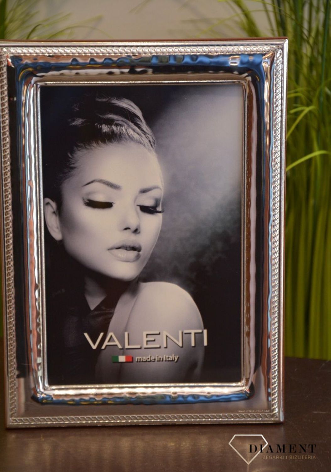 Elegancka ramka srebrna utrzymana w nowoczesnym stylu. Produkt renomowanej włoskiej firmy Valenti znanej z wysokiej jakości wykonania i dbałości o detal (2).jpg