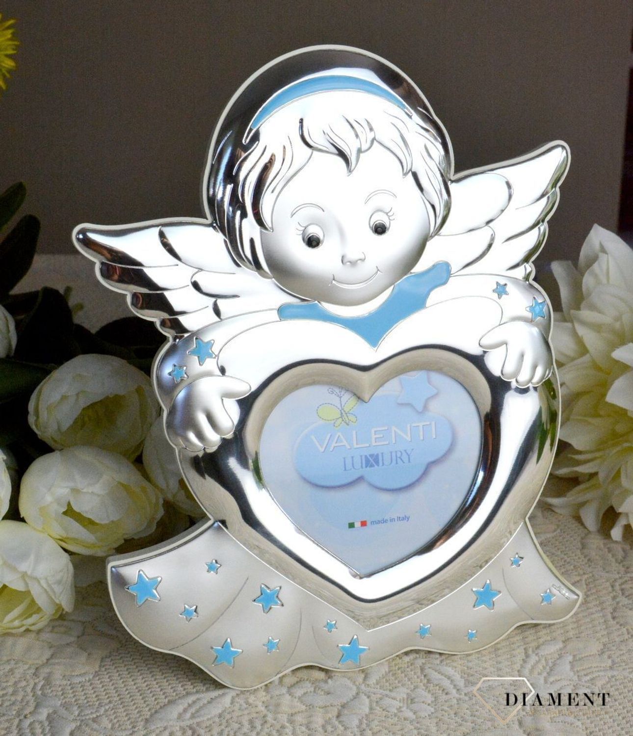 Wyjątkowa ramka na zdjęcie z motywem aniołka w kolorze niebieskim. Produkt renomowanej włoskiej firmy znanej z wysokiej jakości wykonania i dbałości o detal. Wykonana jest z wysokiej jakości stali posrebrzanej.jpg