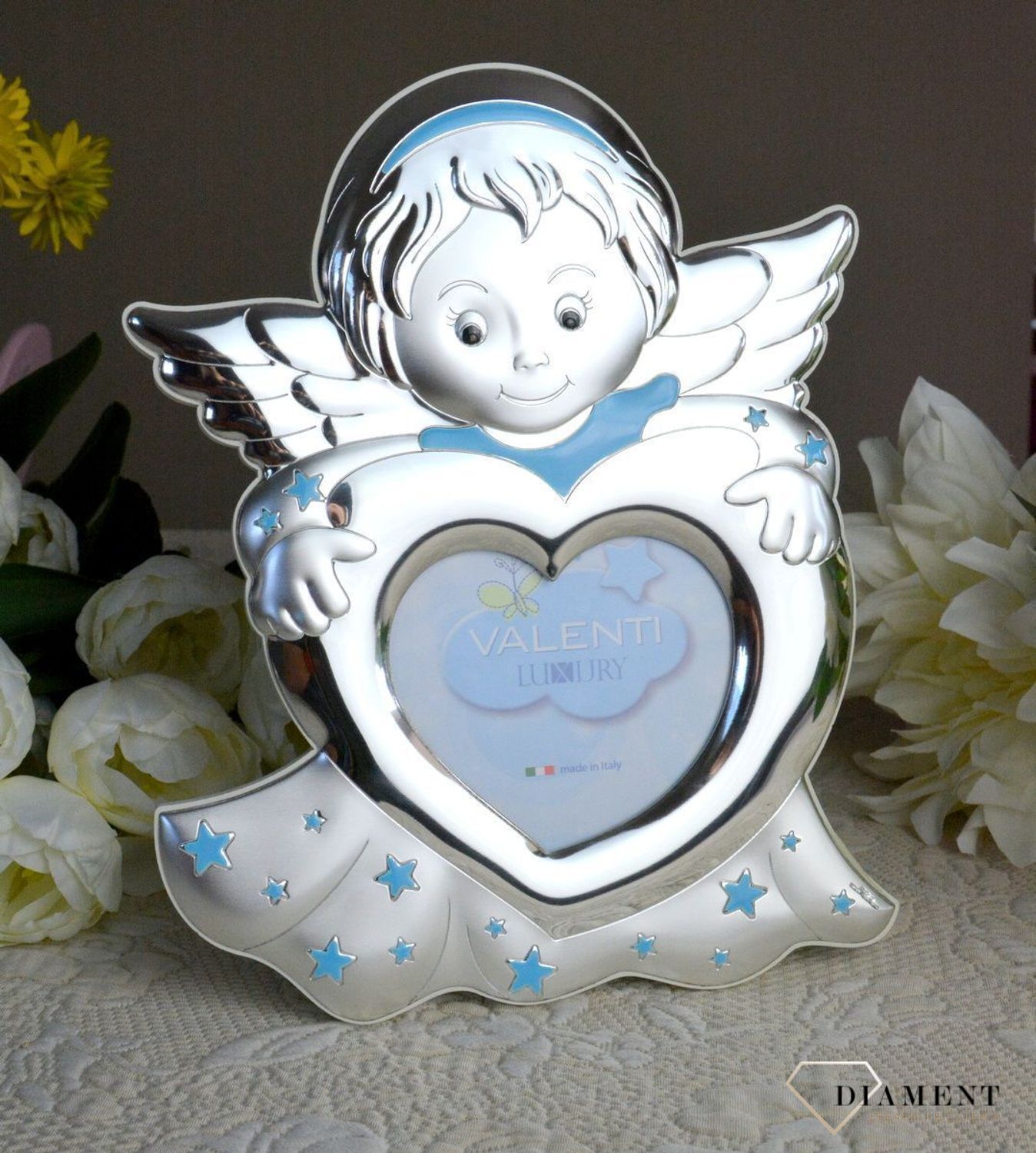 Wyjątkowa ramka na zdjęcie z motywem aniołka w kolorze niebieskim. Produkt renomowanej włoskiej firmy znanej z wysokiej jakości wykonania i dbałości o detal. Wykonana jest z wysokiej jakości stali posrebrzanej.jpg