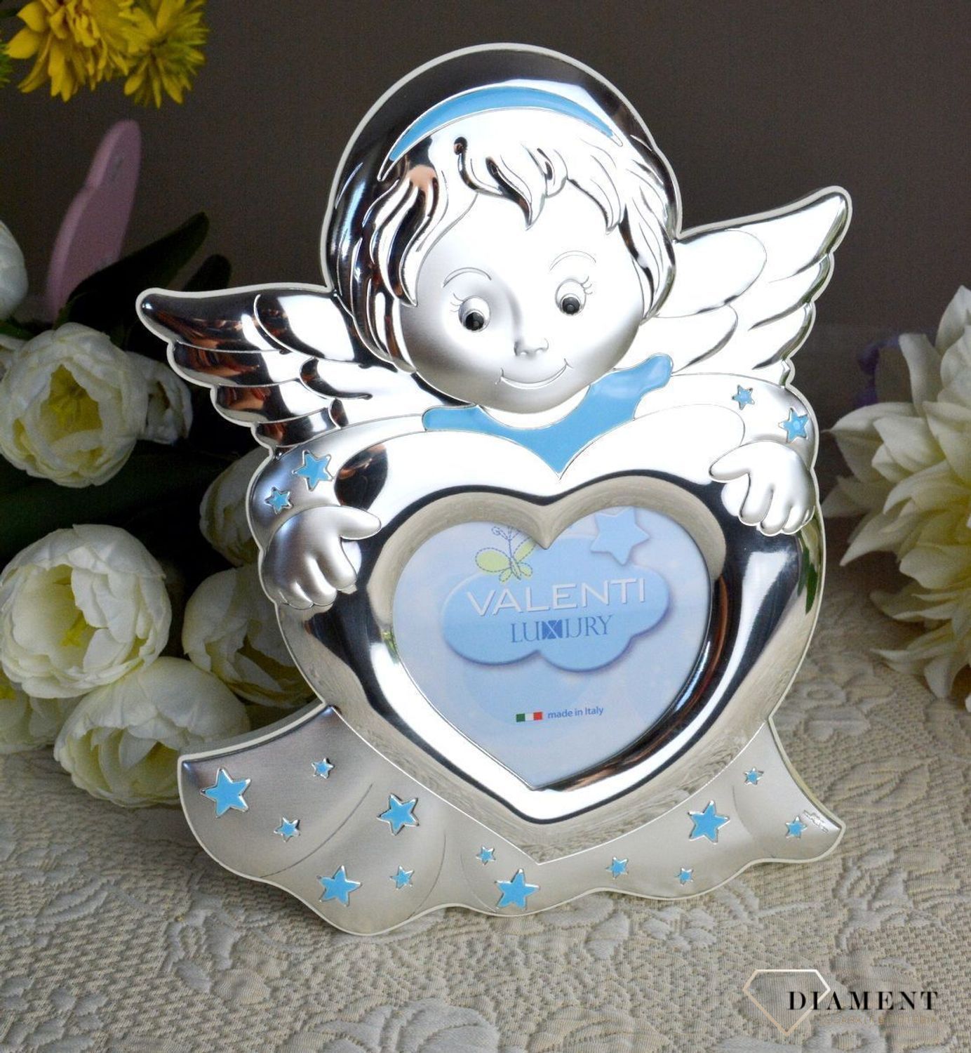 Wyjątkowa ramka na zdjęcie z motywem aniołka w kolorze niebieskim. Produkt renomowanej włoskiej firmy znanej z wysokiej jakości wykonania i dbałości o detal. Wykonana jest z wysokiej jakości stali posrebrzanej.jpg