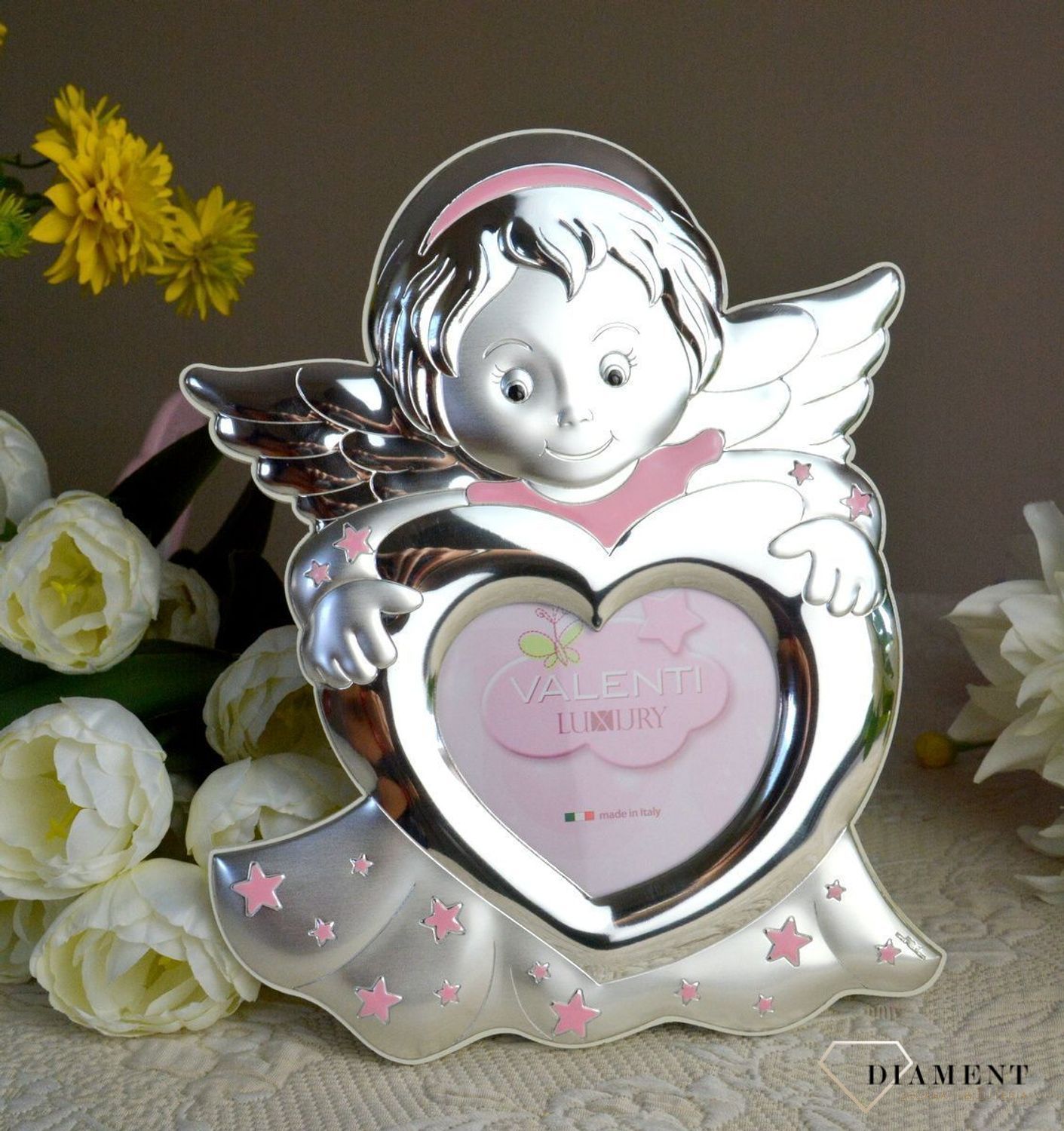 Piękna, srebrna ramka na Chrzest Święty dla dziewczynki aniołek VL71608 3LR. Wyjątkowa ramka na zdjęcie z motywem aniołka w kolorz.jpg