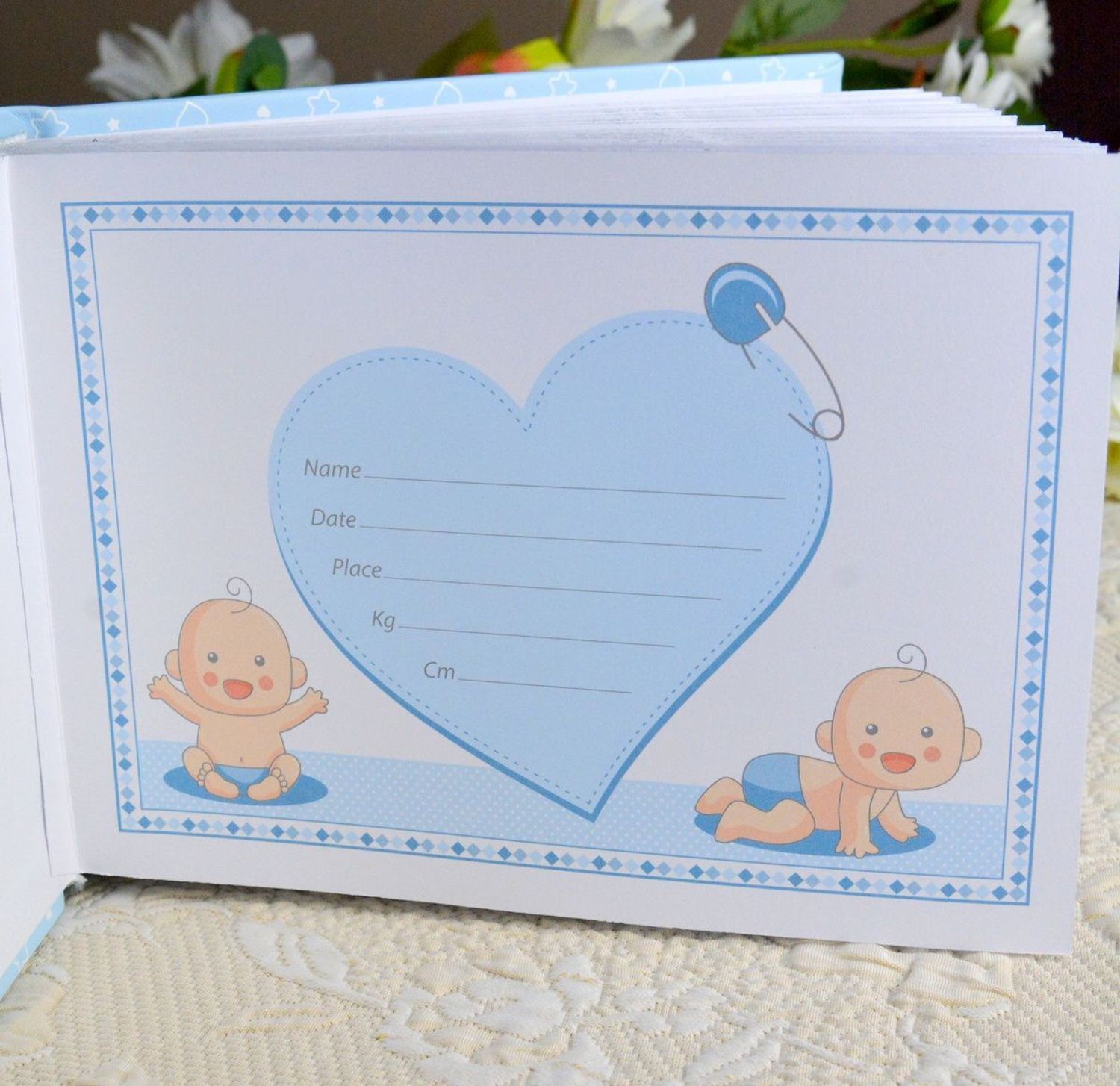 Album na chrzest, roczek dla dziecka. Album na zdjęcia produkowany ze skóry organicznej. Na okładce znajduje się posrebrzany obrazek z motywem niebieskich bucików..jpg