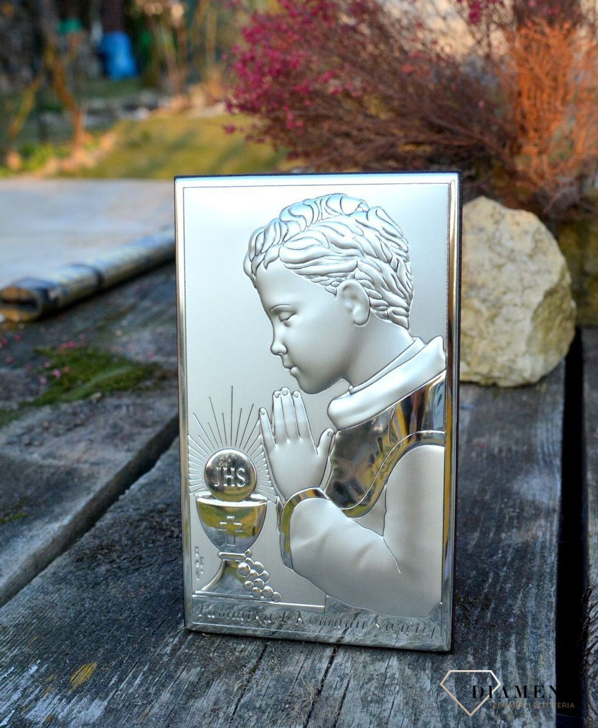 Obrazek srebrny z wizerunkiem chłopca pochylającego się nad kielichem to doskonała pamiątka Pierwszej Komunii Świętej, która odda piękno tego sakramentu i przywoła w pamięci uroczyste i piękne chwile.jpg