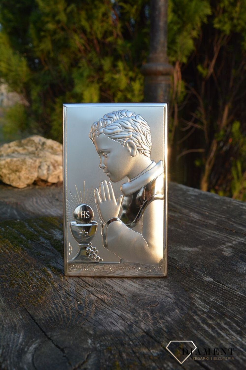 Obrazek srebrny z wizerunkiem chłopca pochylającego się nad kielichem to doskonała pamiątka Pierwszej Komunii Świętej, która odda piękno tego sakramentu i przywoła w pamięci uroczyste i piękne chwile.jpg