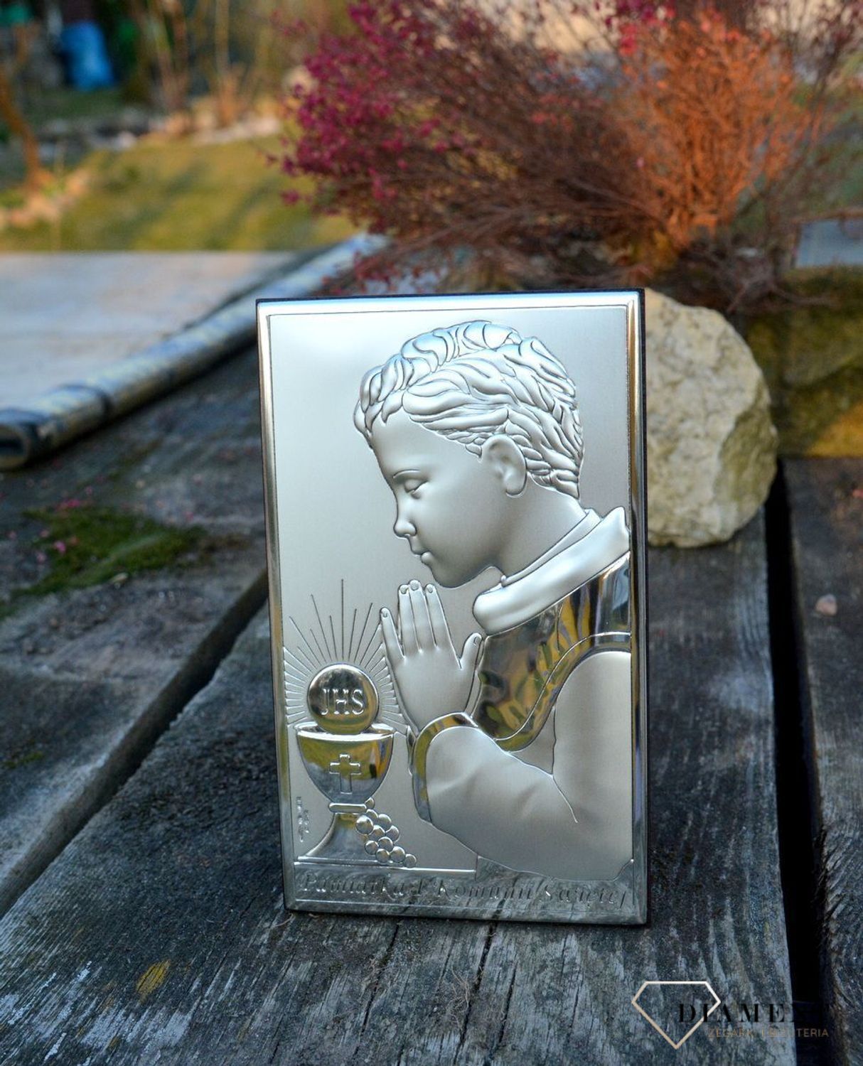 Obrazek srebrny z wizerunkiem chłopca pochylającego się nad kielichem to doskonała pamiątka Pierwszej Komunii Świętej, która odda piękno tego sakramentu i przywoła w pamięci uroczyste i piękne chwile.jpg