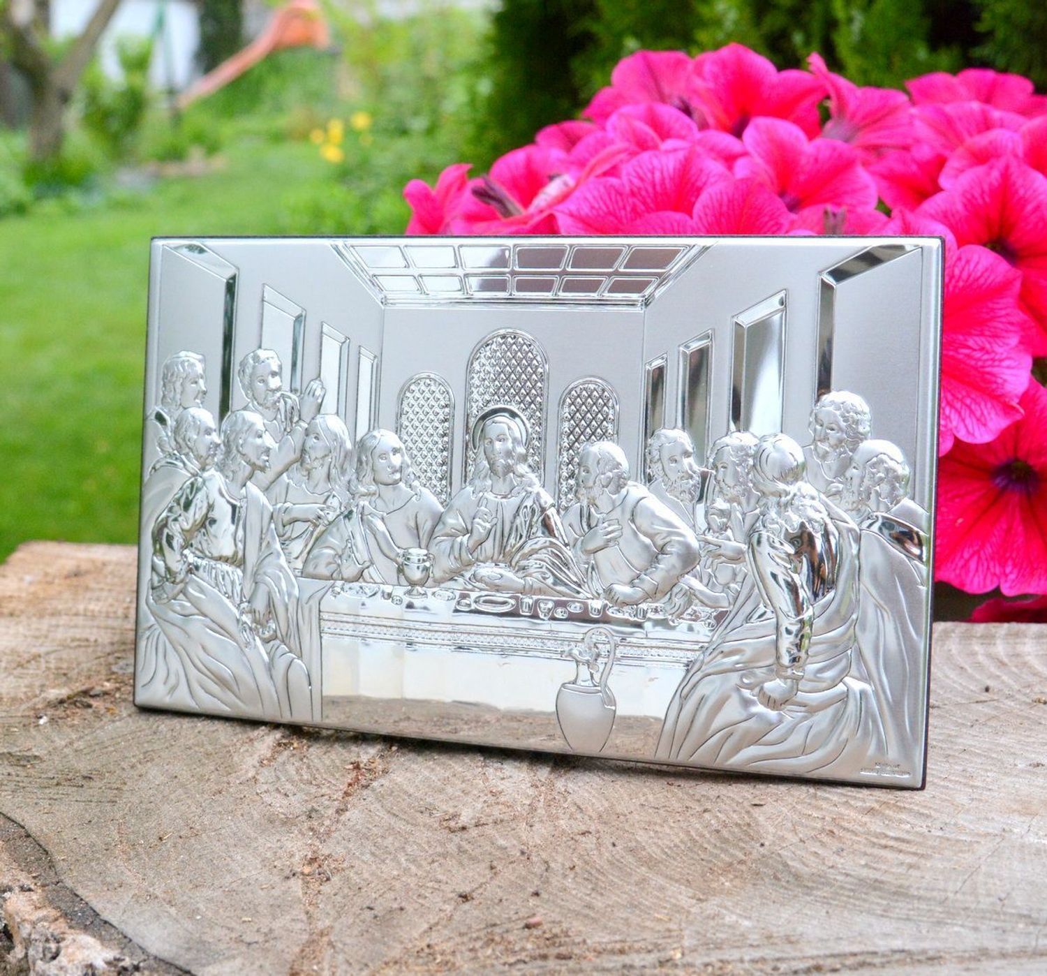 Obrazek srebrny przedstawiający Ostatnią Wieczerzę VL812214XL. Obrazek umieszczony jest na podstawie wykonanej z drewna. Przeznaczony jest do powieszenia na ścianie lub do postawienia dzięki dołączonej stopce.Idealny prezent.jpg