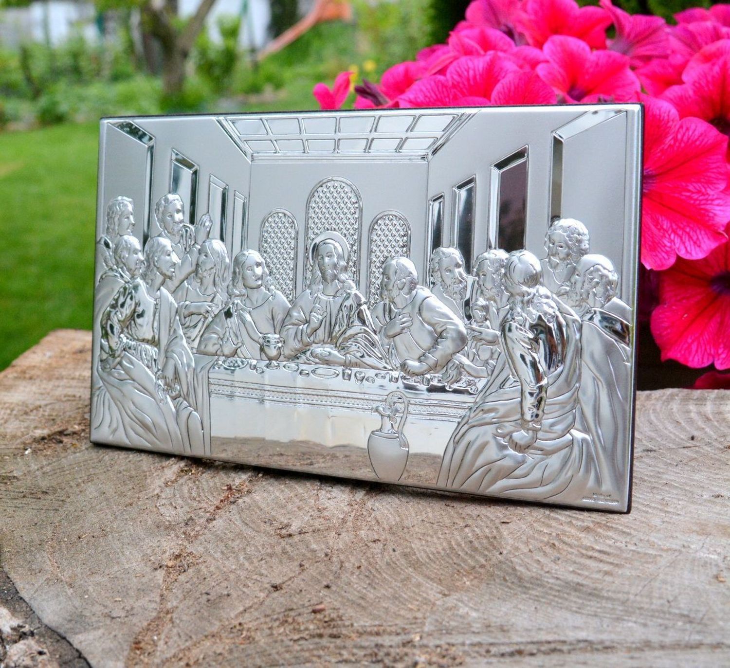 Obrazek srebrny przedstawiający Ostatnią Wieczerzę VL812214XL. Obrazek umieszczony jest na podstawie wykonanej z drewna. Przeznaczony jest do powieszenia na ścianie lub do postawienia dzięki dołączonej stopce.Idealny prezent.jpg