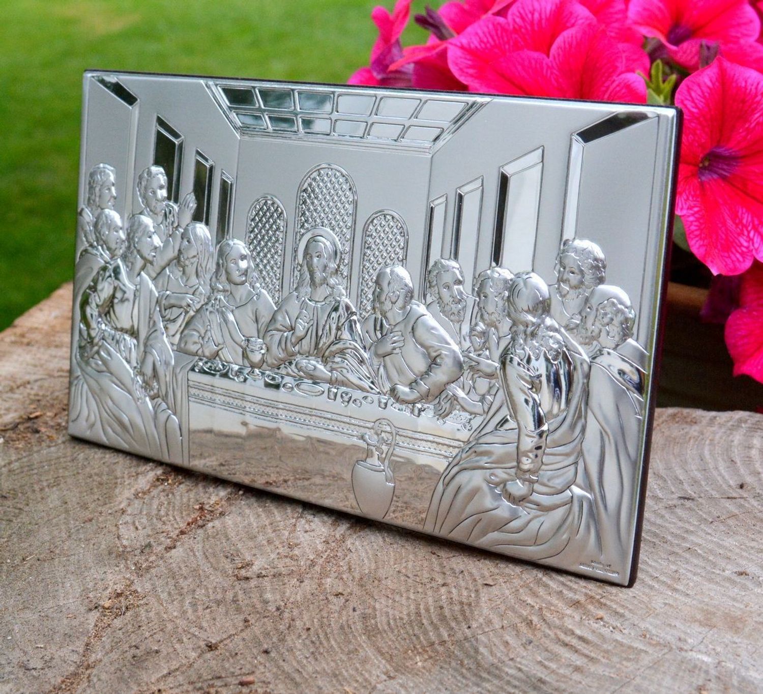 Obrazek srebrny przedstawiający Ostatnią Wieczerzę VL812214XL. Obrazek umieszczony jest na podstawie wykonanej z drewna. Przeznaczony jest do powieszenia na ścianie lub do postawienia dzięki dołączonej stopce.Idealny prezent.jpg