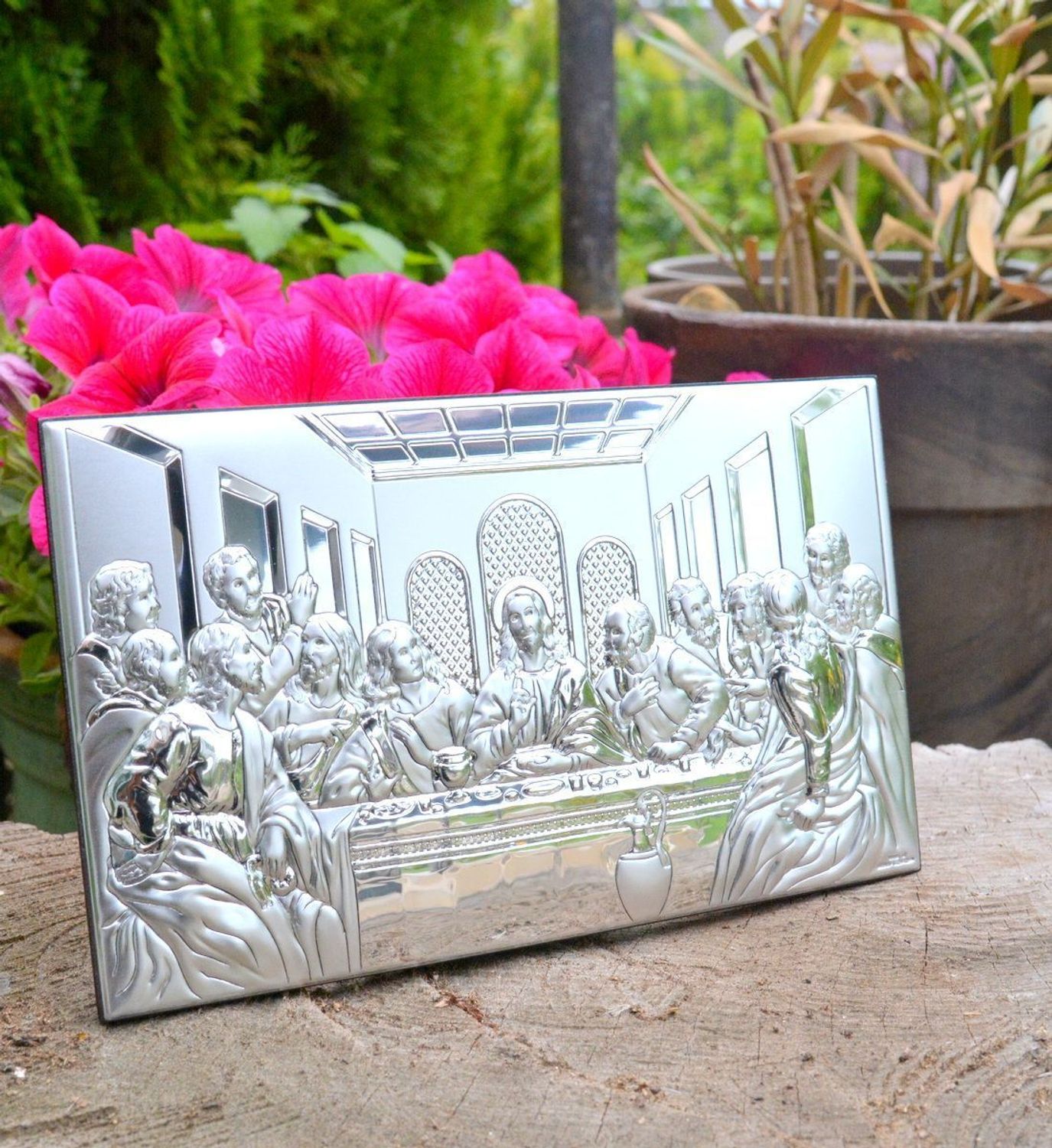 Obrazek srebrny przedstawiający Ostatnią Wieczerzę VL812214XL. Obrazek umieszczony jest na podstawie wykonanej z drewna. Przeznaczony jest do powieszenia na ścianie lub do postawienia dzięki dołączonej stopce.Idealny prezent.jpg