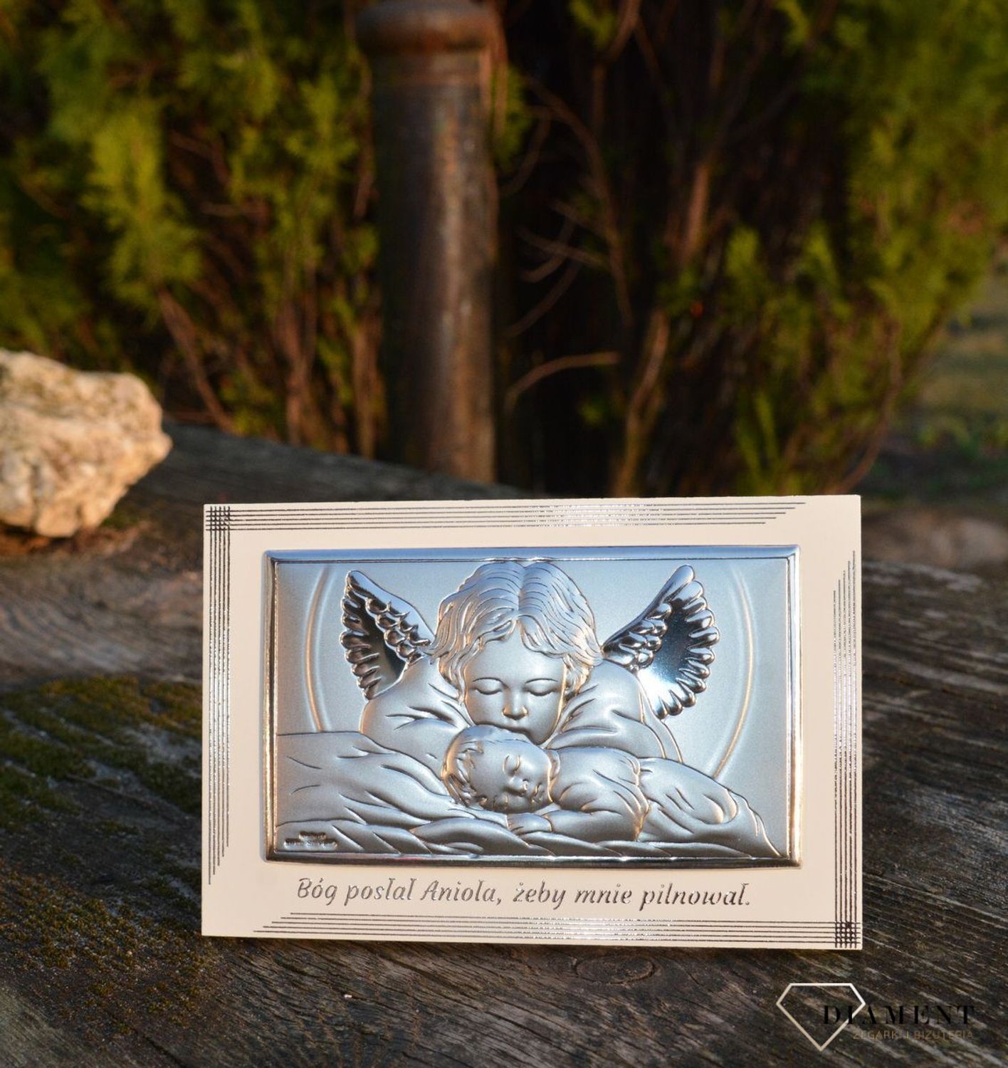 Obrazek srebrny z Aniołem Stróżem to piękna ozdoba dziecięcego pokoju. Wyjątkowa pamiątka z okazji Chrztu Świętego. Wykonany z wysokiej jakości drewna oraz metalu pokrytego srebrem.jpg
