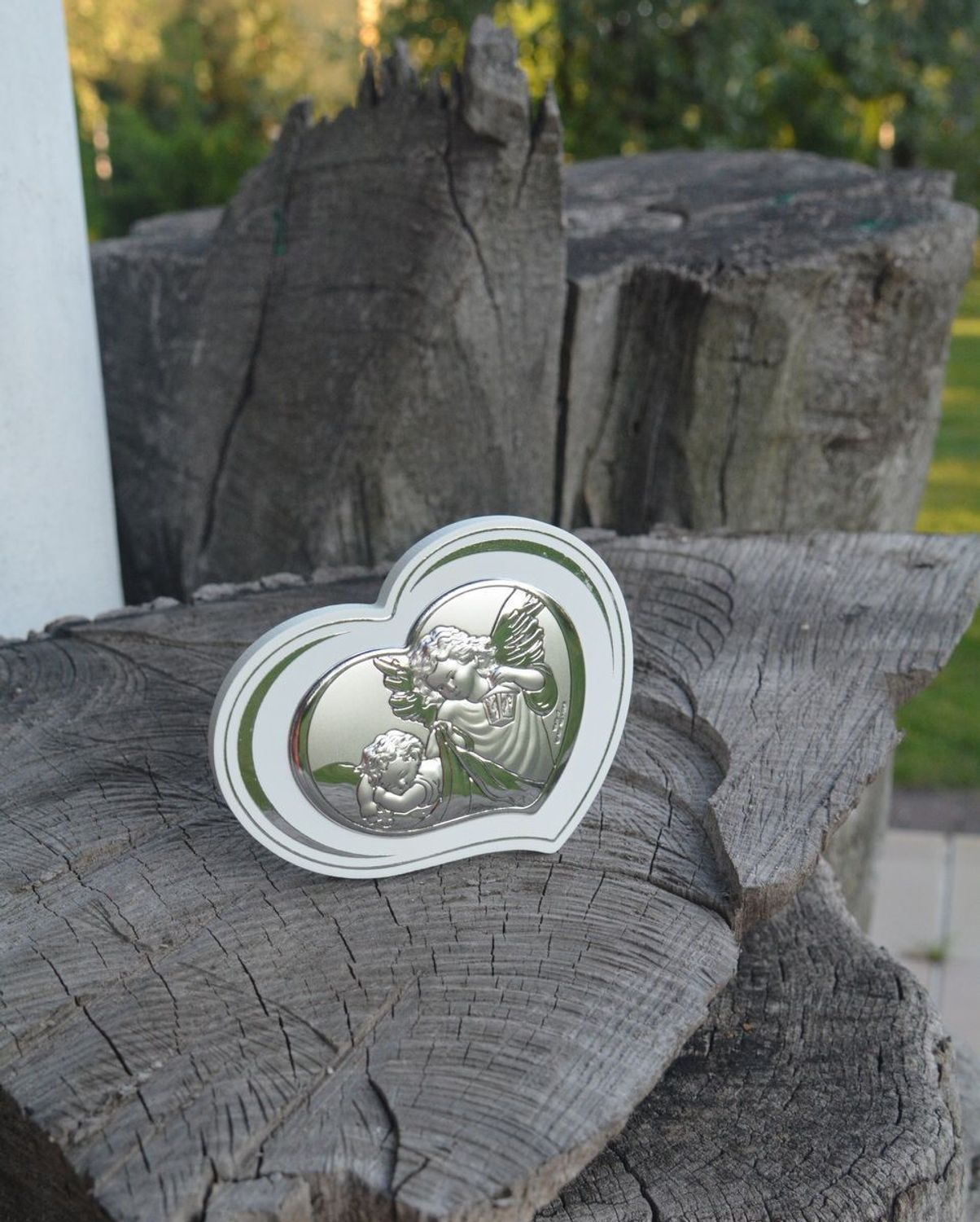 Srebrny obrazek na Chrzest Święty Aniołek z latarenką w białej oprawie serca (1).JPG