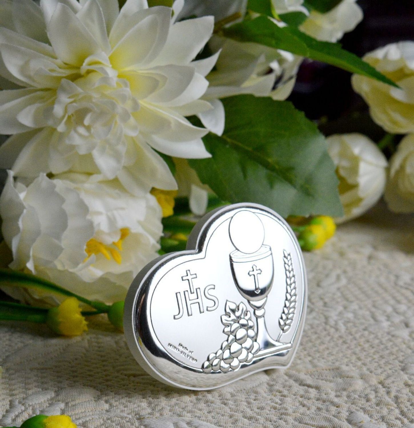 Srebrny obrazek symbolizujący Komunię Świętą w pięknym ponadczasowym kształcie jakim jest serce. Pamiątka w takiej formie odda piękno tego sakramentu i przywoła w pamięci uroczyste i piękne chwile..jpg