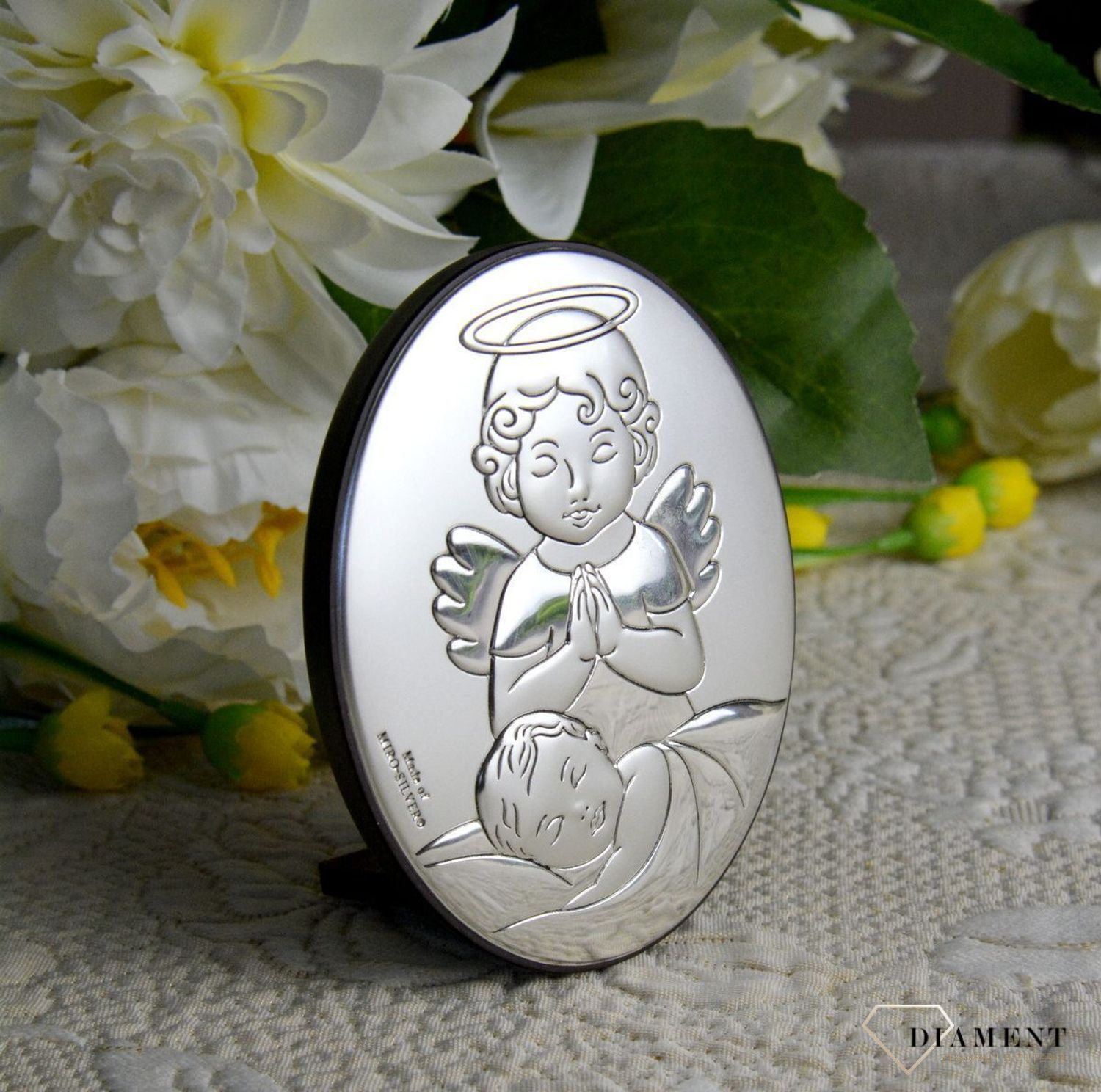 Obrazek srebrny z Aniołem Stróżem to piękna ozdoba dziecięcego pokoju. Pamiątka jest symbolicznym przedstawieniem opieki roztoczonej nad malcem przez Bożą Opatrzność..jpg