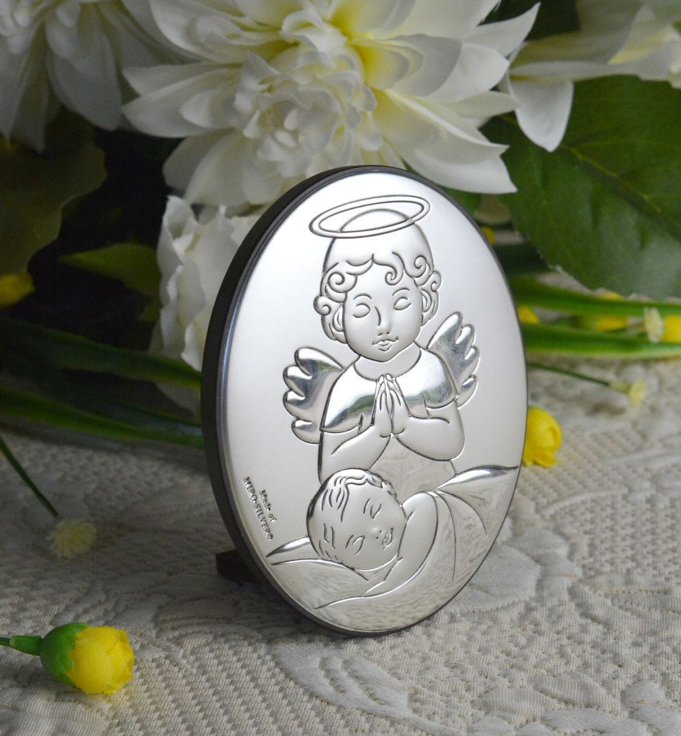 Obrazek srebrny z Aniołem Stróżem to piękna ozdoba dziecięcego pokoju. Pamiątka jest symbolicznym przedstawieniem opieki roztoczonej nad malcem przez Bożą Opatrzność..jpg