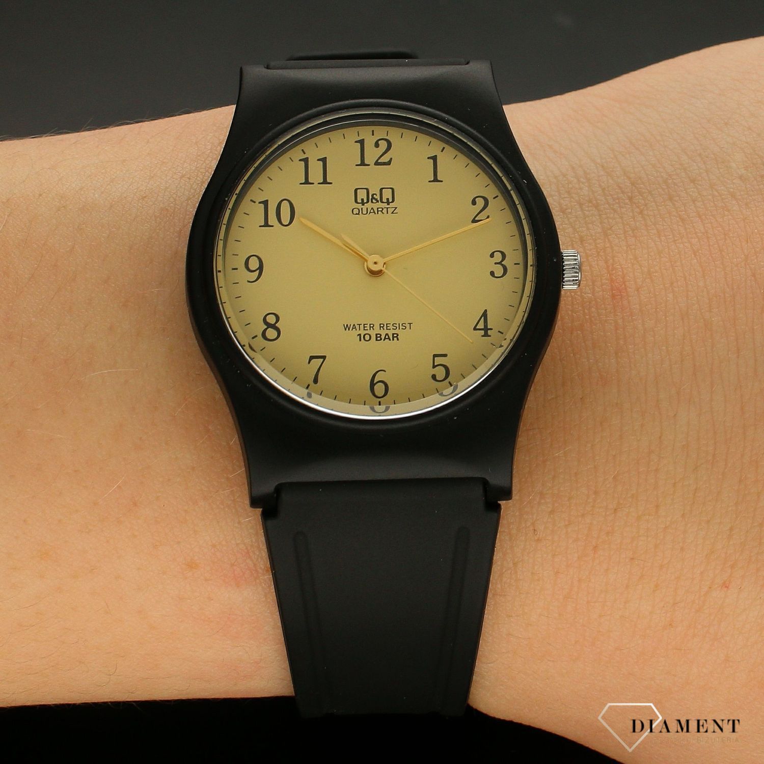 Zegarek damski na pasku QQ VP34-001. Zegarek damski na pasku. Silikonowy pasek do zegarka. Zegarek czarny. Zegarek na prezent.  Idealny pomysł dla kobiety.  (3).jpg