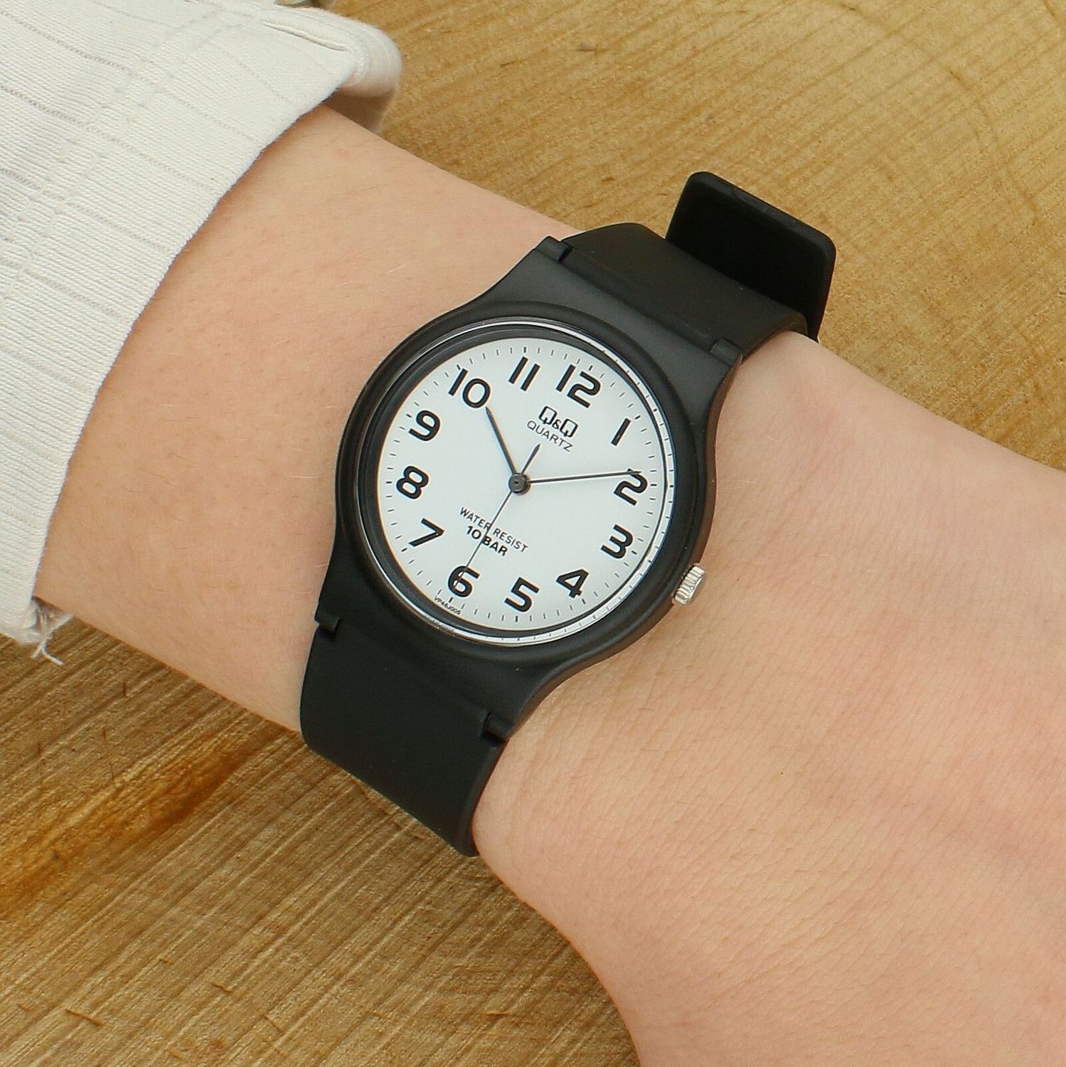 Zegarek dziecięcy Q&Q VP46-005 – czarny, biały cyferblat, 10 ATM.jpg