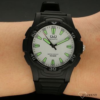 Zegarek dla dziecka QQ z indeksami VP84-004. Zegarek dla dziecka z czarnym silikonowym paskiem, z wyraźną białą tarczą z zielonymi indeksami.  (1).jpg