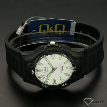Zegarek dla dziecka QQ z indeksami VP84-004. Zegarek dla dziecka z czarnym silikonowym paskiem, z wyraźną białą tarczą z zielonymi indeksami.  (4).jpg