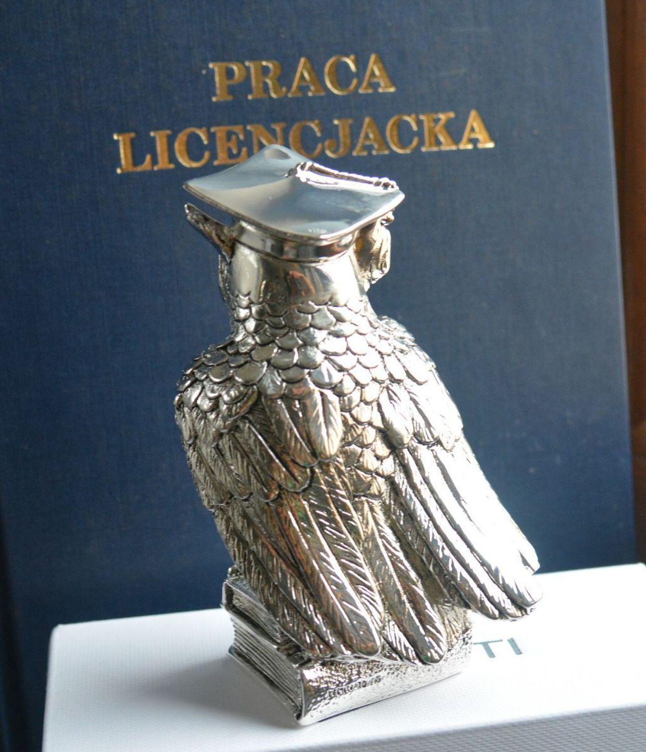 Posrebrzana figurka Sowa Mądra Głowa dla absolwenta VR17015 Statuetka sowy w birecie trzymającej dyplom. Figurka Sowy absolwentki stanowi idealny upominek z okazji ukończenia szkoły, zdania matury, ukończenia studiów itd..jpg