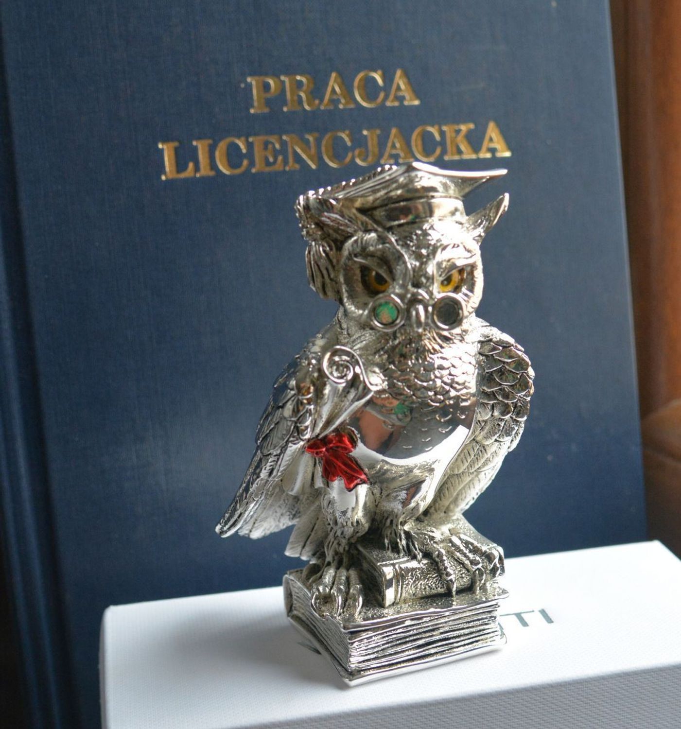 Posrebrzana figurka Sowa Mądra Głowa dla absolwenta VR17015 Statuetka sowy w birecie trzymającej dyplom. Figurka Sowy absolwentki stanowi idealny upominek z okazji ukończenia szkoły, zdania matury, ukończenia studiów itd..jpg