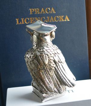Posrebrzana figurka Sowa Mądra Głowa dla absolwenta, maturzysty 13 cm VR17015. Statuetka sowy w birecie trzymającej dyplom (1).JPG