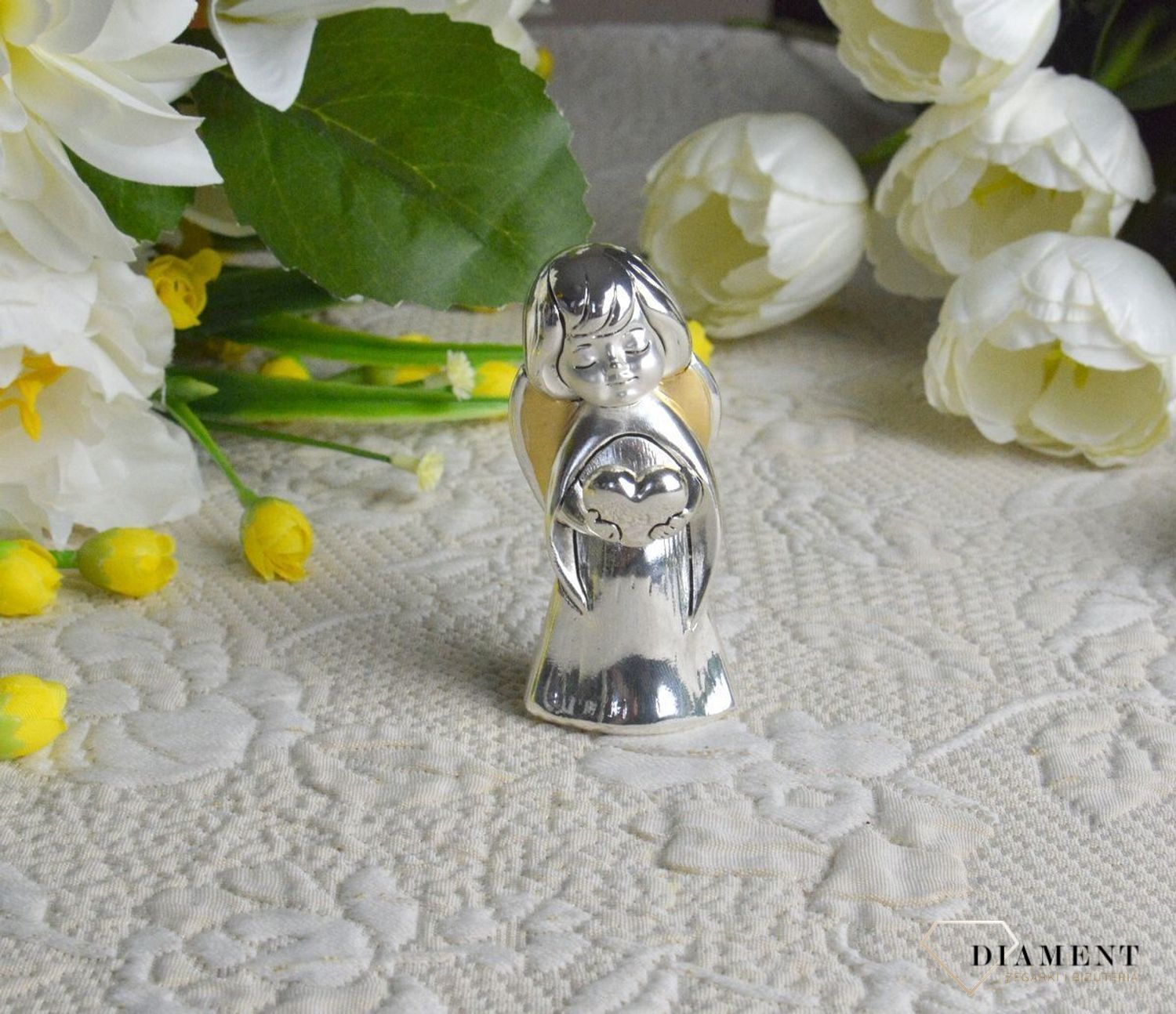 Przepiękna figurka Aniołka, który trzyma serce w rączkach. Śliczna pamiątka Chrztu Świętego, Komunii Świętej czy innej ważnej uroczystości, ozdobi pokój dziecka.5.jpg