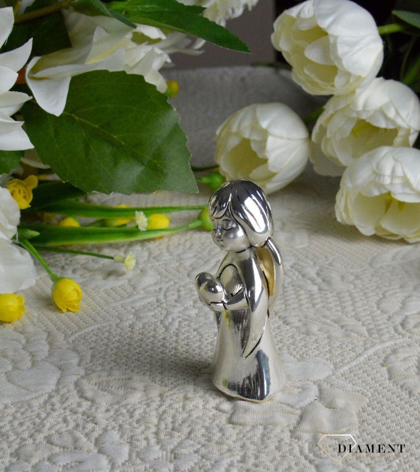 Przepiękna figurka Aniołka, który trzyma serce w rączkach. Śliczna pamiątka Chrztu Świętego, Komunii Świętej czy innej ważnej uroczystości, ozdobi pokój dziecka.5.jpg