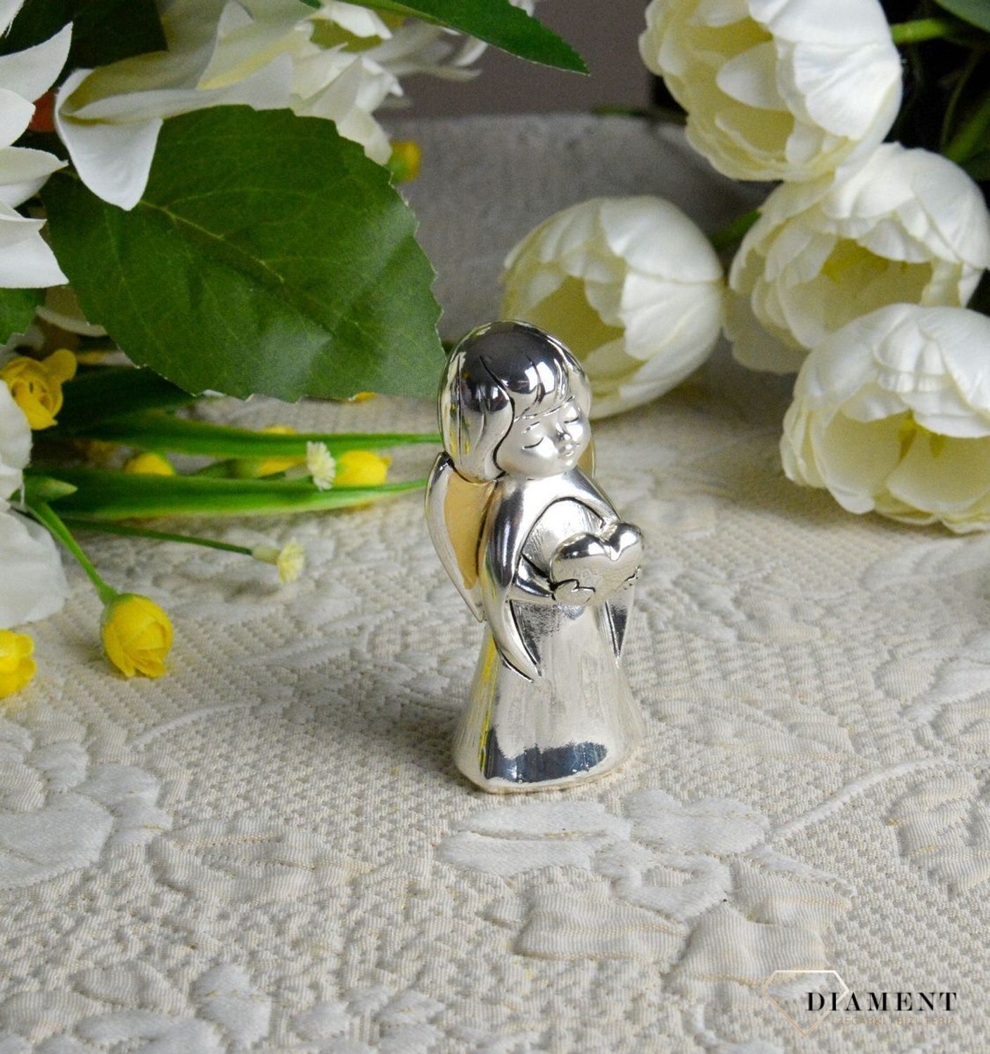 Przepiękna figurka Aniołka, który trzyma serce w rączkach. Śliczna pamiątka Chrztu Świętego, Komunii Świętej czy innej ważnej uroczystości, ozdobi pokój dziecka.5.jpg