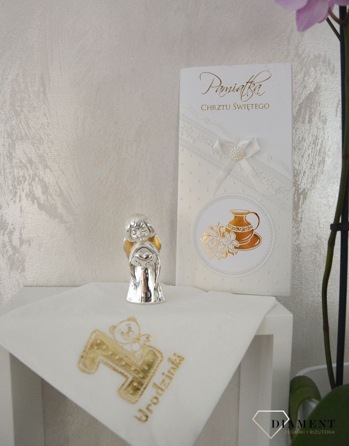 Przepiękna figurka Aniołka, który trzyma serce w rączkach. Śliczna pamiątka Chrztu Świętego, Komunii Świętej czy innej ważnej uroczystości, ozdobi pokój dziecka.5.jpg