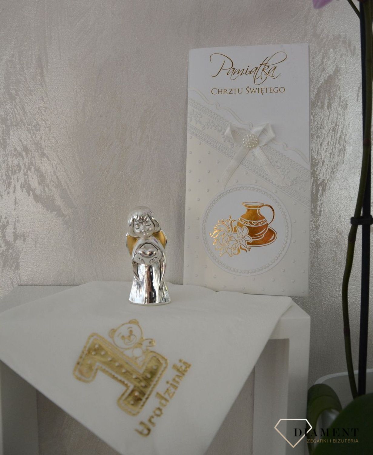 Przepiękna figurka Aniołka, który trzyma serce w rączkach. Śliczna pamiątka Chrztu Świętego, Komunii Świętej czy innej ważnej uroczystości, ozdobi pokój dziecka.5.jpg