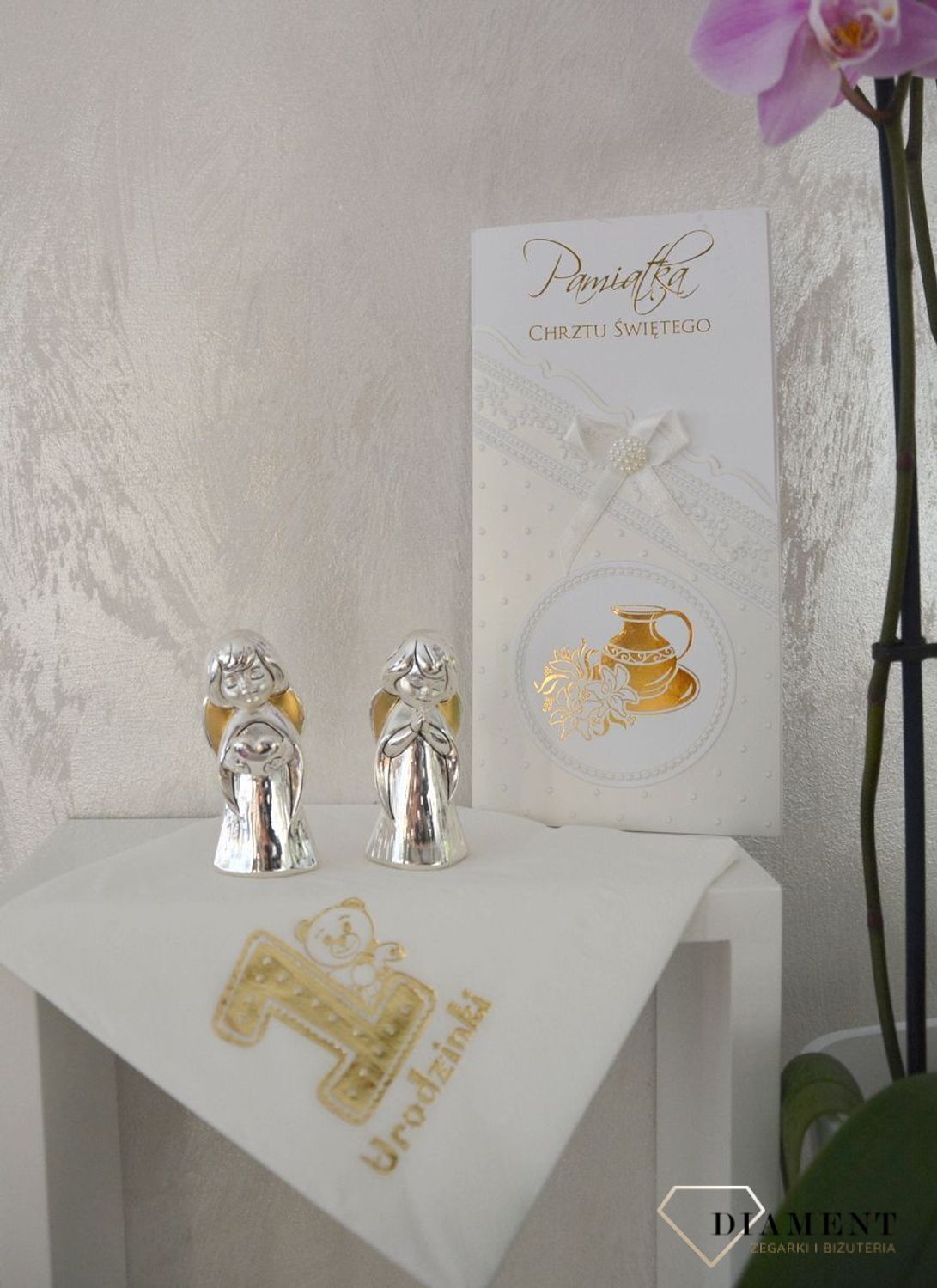 Przepiękna figurka Aniołka, który trzyma serce w rączkach. Śliczna pamiątka Chrztu Świętego, Komunii Świętej czy innej ważnej uroczystości, ozdobi pokój dziecka.5.jpg