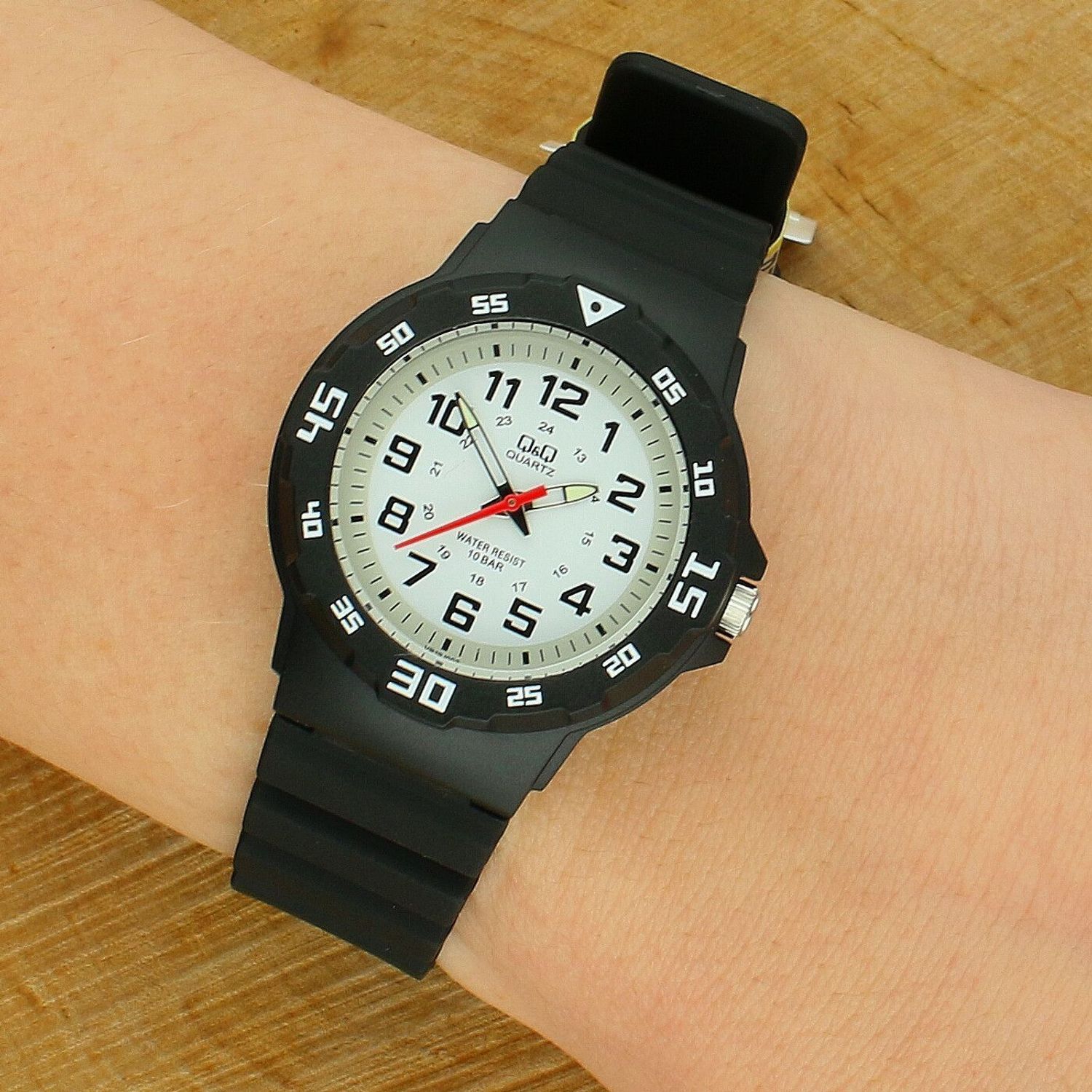 Zegarek dziecięcy Q&Q VR19-003 kwarcowy 10ATM biały.jpg