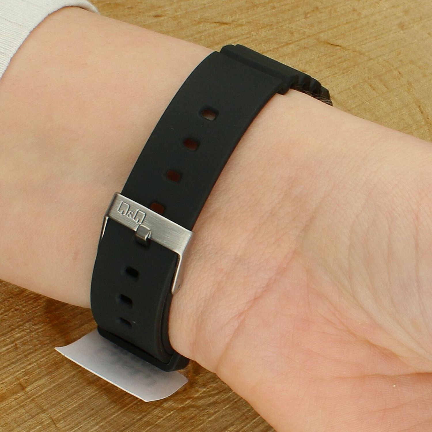 Zegarek dziecięcy Q&Q VR19-005 – czarny, sportowy, wodoszczelny 10 ATM.jpg