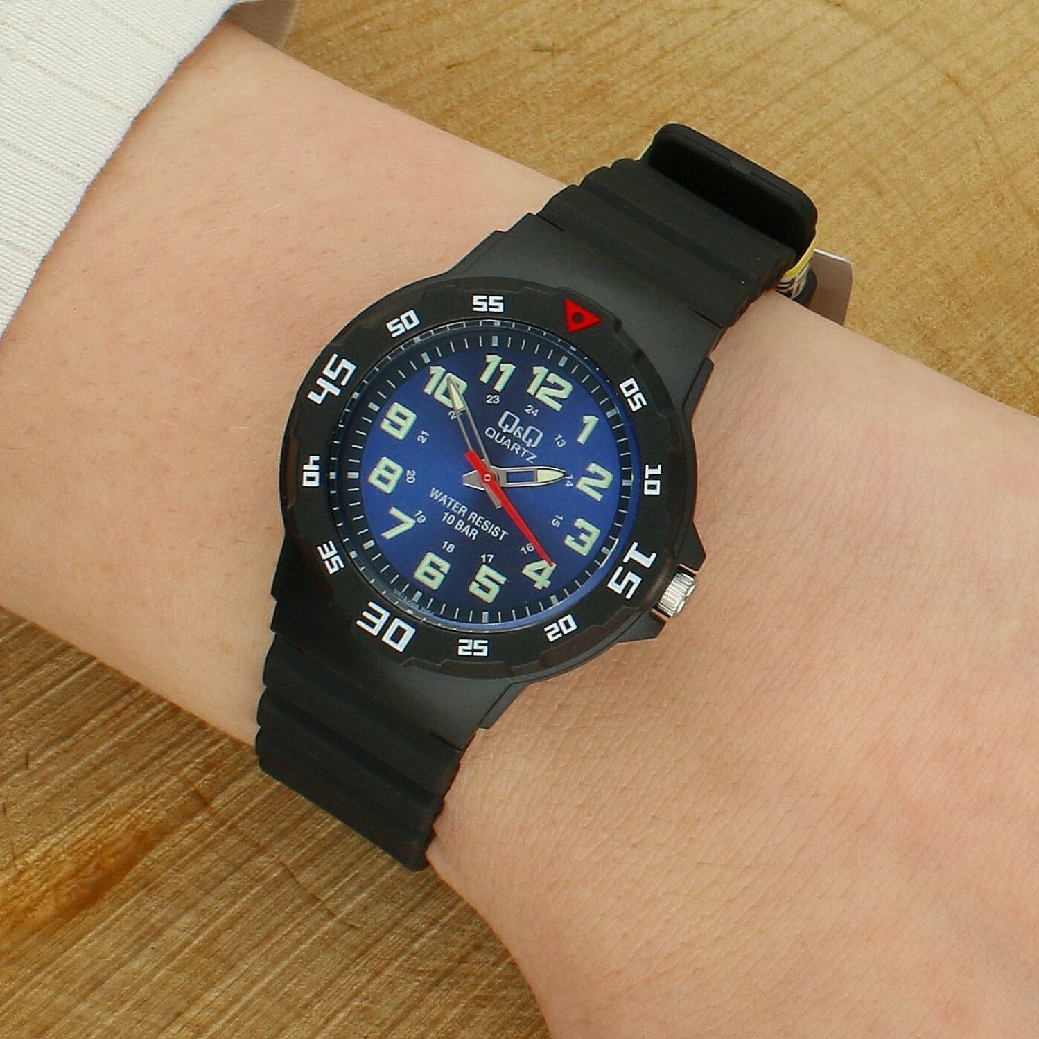 Zegarek dziecięcy Q&Q VR19-005 – czarny, sportowy, wodoszczelny 10 ATM.jpg