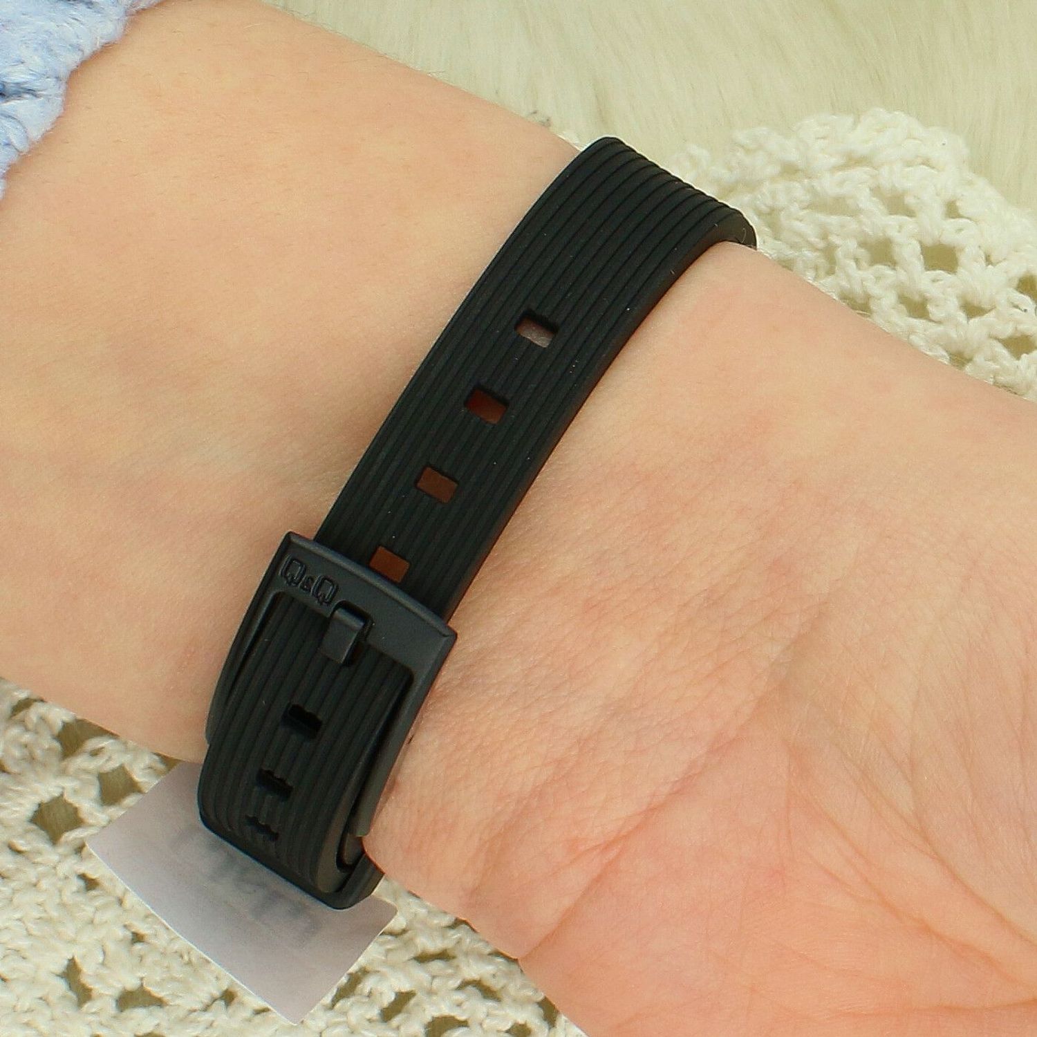 Zegarek dziecięcy Q&Q VS13-009  Czarna tarcza  Wodoodporny 10 BAR  Kwarcowy (2).jpg