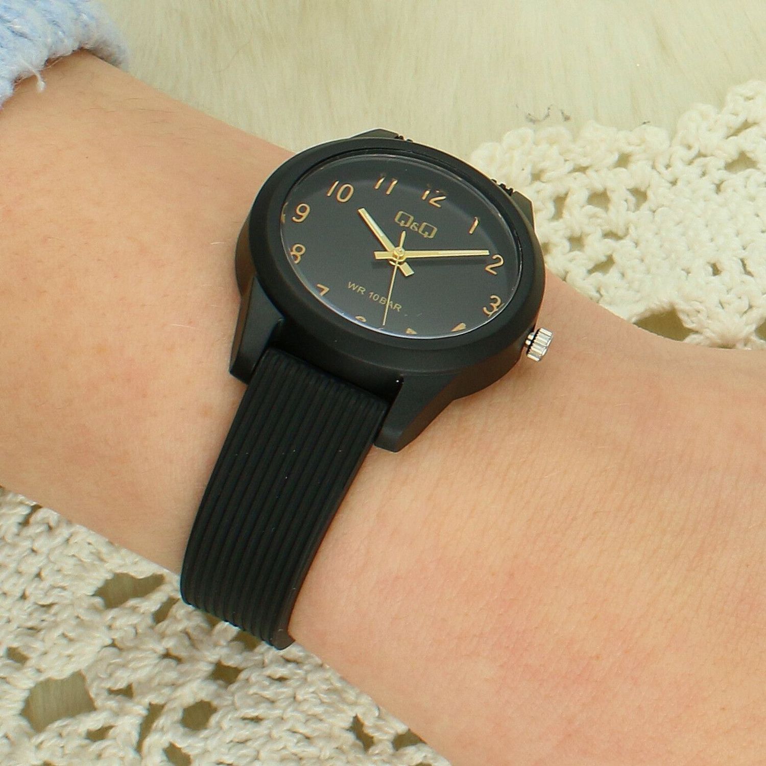 Zegarek dziecięcy Q&Q VS13-009  Czarna tarcza  Wodoodporny 10 BAR  Kwarcowy (2).jpg