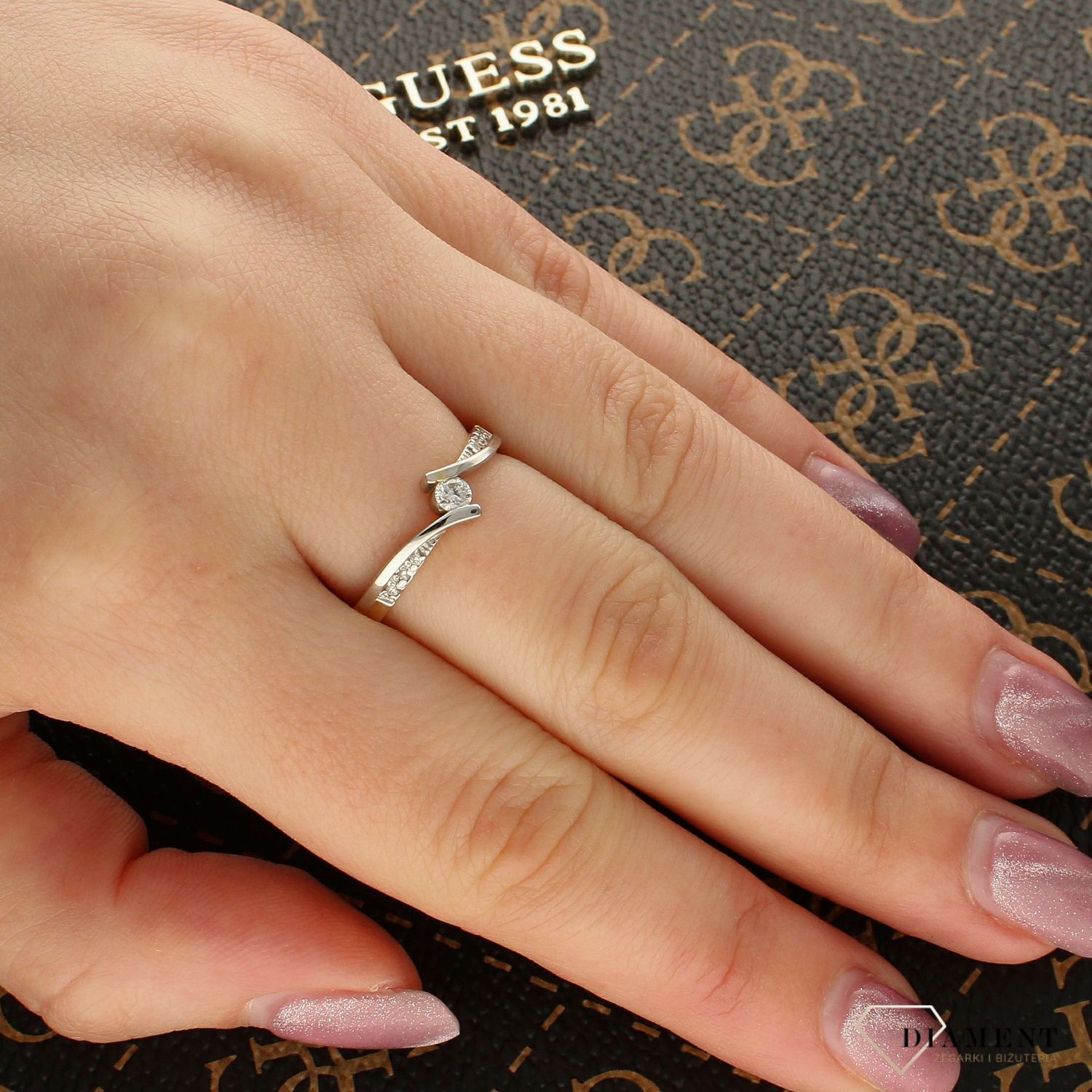 Pierścionek złoty DIAMENT białe i żółte złoto, diamenty, skręcony W-177.jpg