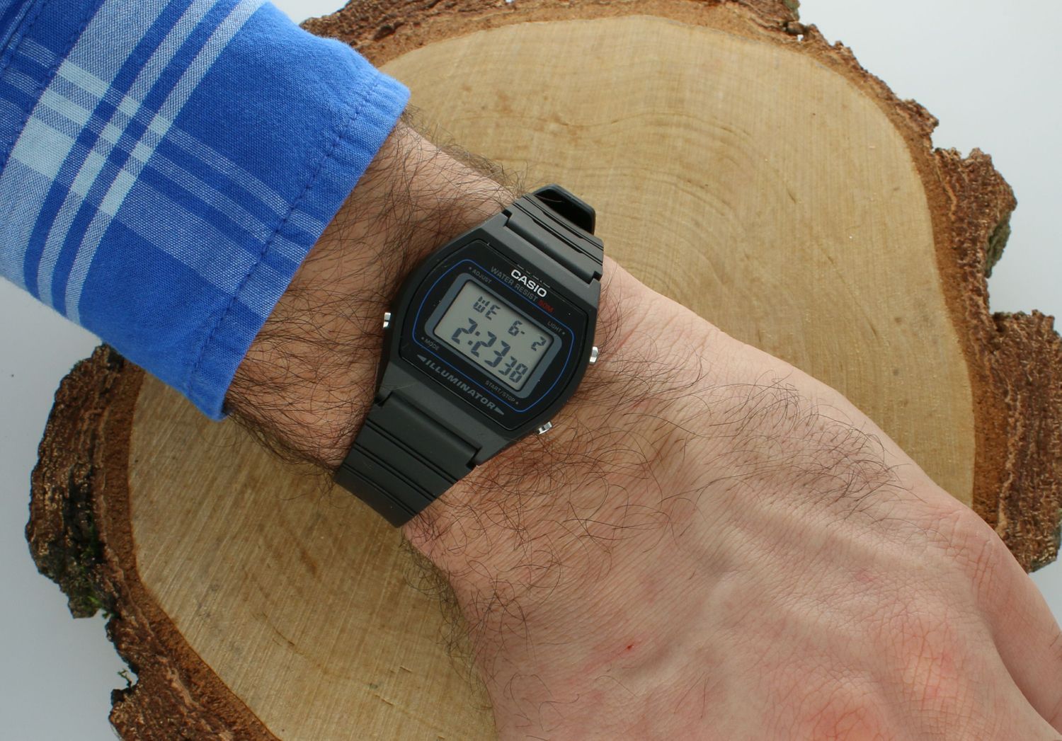 Zegarek Casio VINTAGE Black W-202-1AVEF 🕦 to model, który łączy w sobie klasyczny design z nowoczesną technologią. Ten 🕦 jest idealny dla osób, które cenią sobie prostotę, funkcjonalność i styl retro. 🕦1.webp