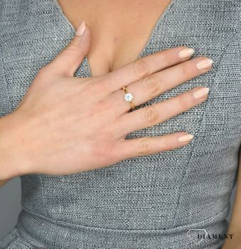 Pierścionek zaręczynowy złoty DIAMENT 585 diament 1,01 ct to piękny złoty pierścionek na zaręczyny, który spodoba się każdej kobiecie. Wybranka Twojego serca doceni wielki brylant w oprawie z białeg (3).JPG