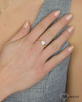 Pierścionek zaręczynowy złoty DIAMENT 585 diament 1,01 ct to piękny złoty pierścionek na zaręczyny, który spodoba się każdej kobiecie. Wybranka Twojego serca doceni wielki brylant w oprawie z białeg (4).JPG