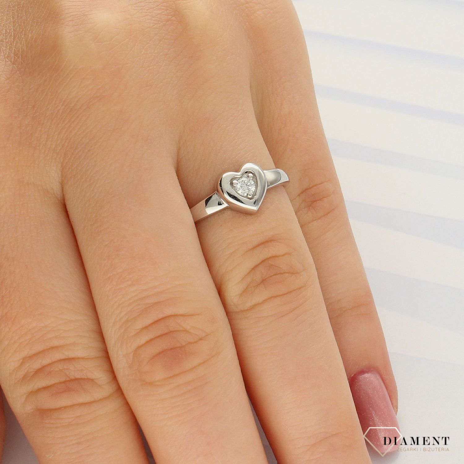 Pierścionek złoty DIAMENT białe złoto, jeden diament, serce. Pierścionki zaręczynowe. Piękny pierścionek ozdobiony trzema brylantami. Klasyka w najlepszym wydaniu.1.jpg