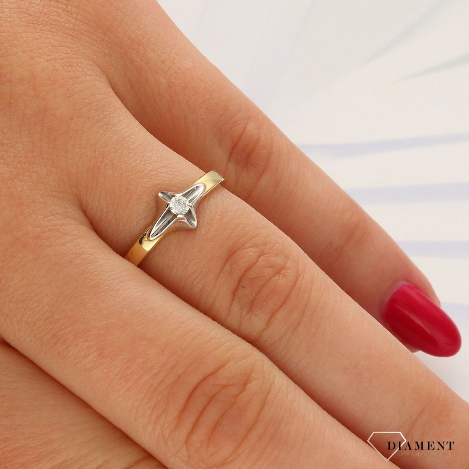 Pierścionek złoty z diamentami. Pierścionki zaręczynowe W-30M wykonany ze złota próby 585. Pierścionek z diamentem wielkości 0,05 ct, apart-189-147--0.jpg