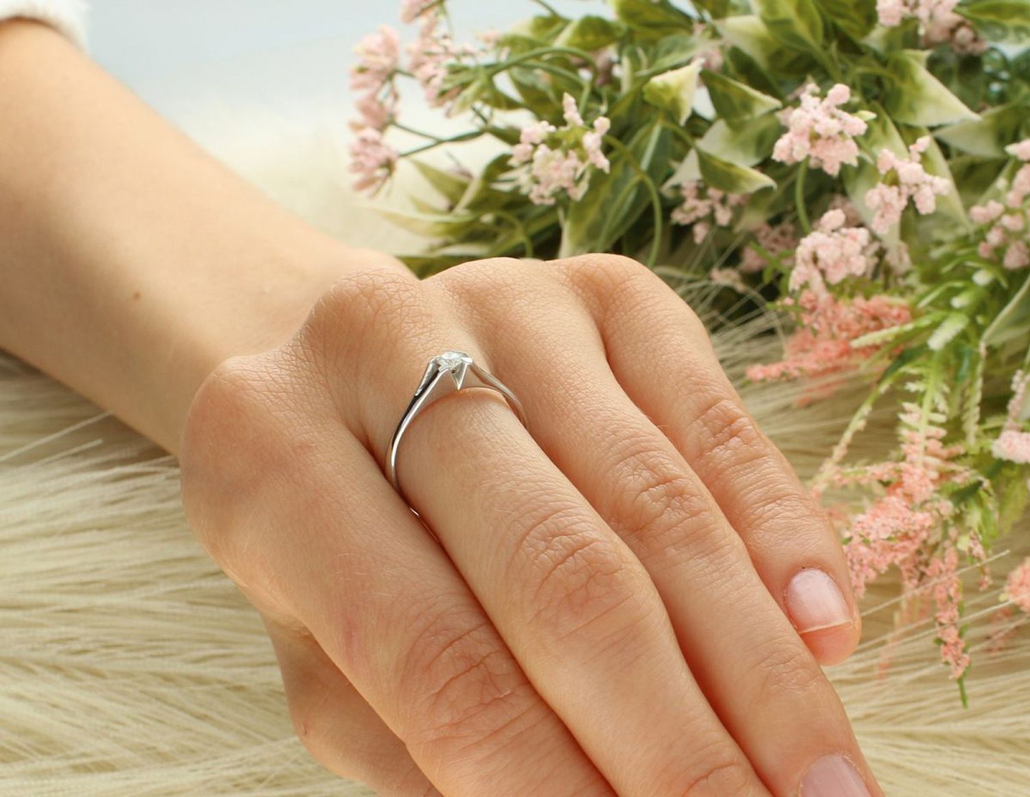 Pierścionek złoty DIAMENT białe złoto, diament, klasyczny W-530. Złoto i brylanty to wyjątkowe połączenie, które kobiety wprost uwielbiają. Pierścionek ofiarowany ukochanej kobiecie stanie 1.jpg