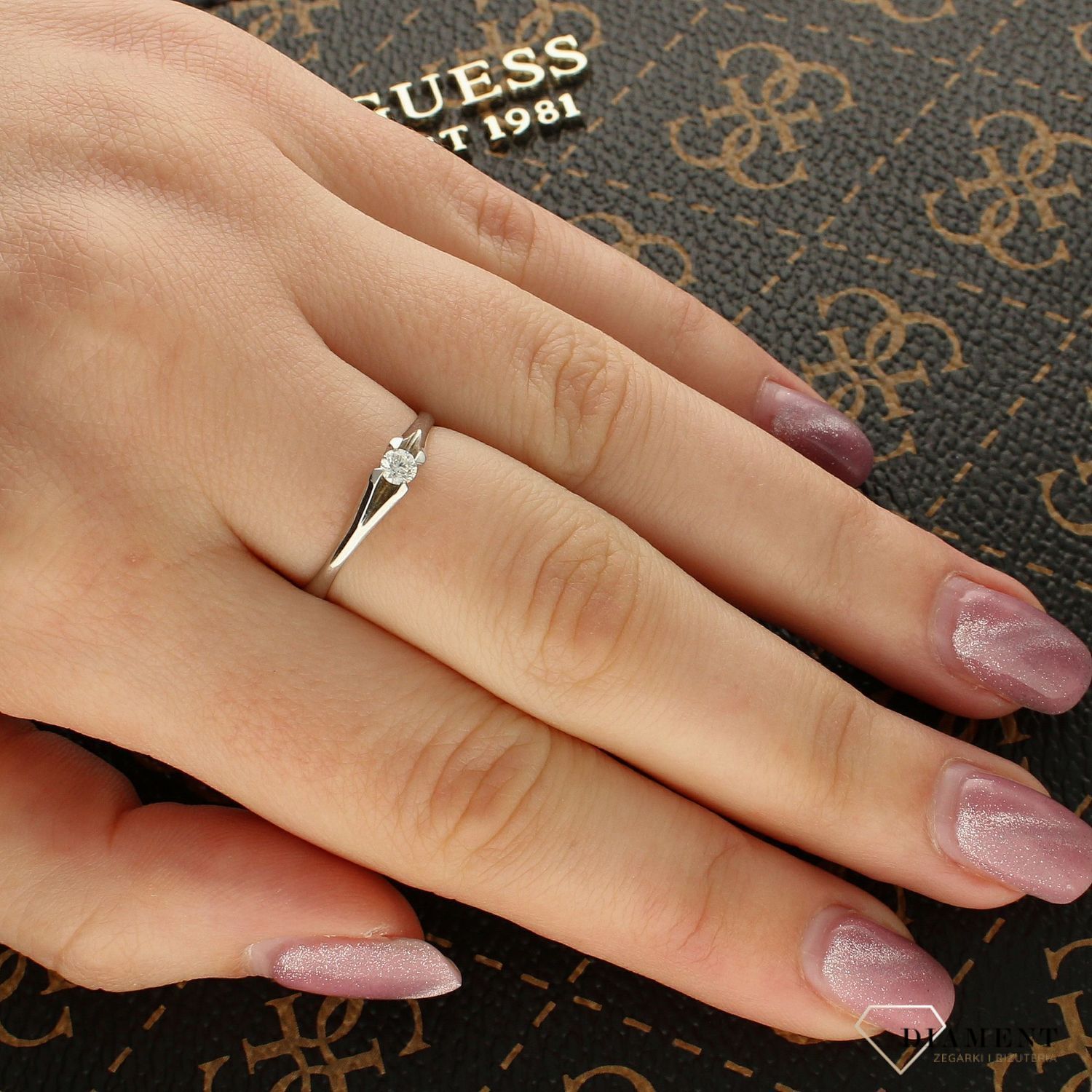 Pierścionek złoty DIAMENT białe złoto, diament, klasyczny W-530. Złoto i brylanty to wyjątkowe połączenie, które kobiety wprost uwielbiają. Pierścionek ofiarowany ukochanej kobiecie stanie 1.jpg