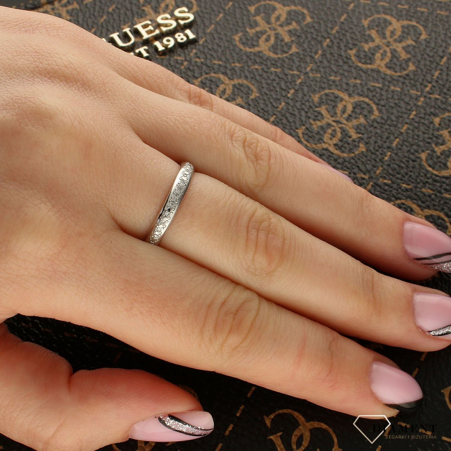 Złota obrączka DIAMENT białe złoto 'obrączka wysadzana Diamentami' 585 W-563. Złote pierścionki z brylantami. Biżuteria wykonana z białego 14 karatowego złota w formie obrączki wysadzanej 14 1.jpg