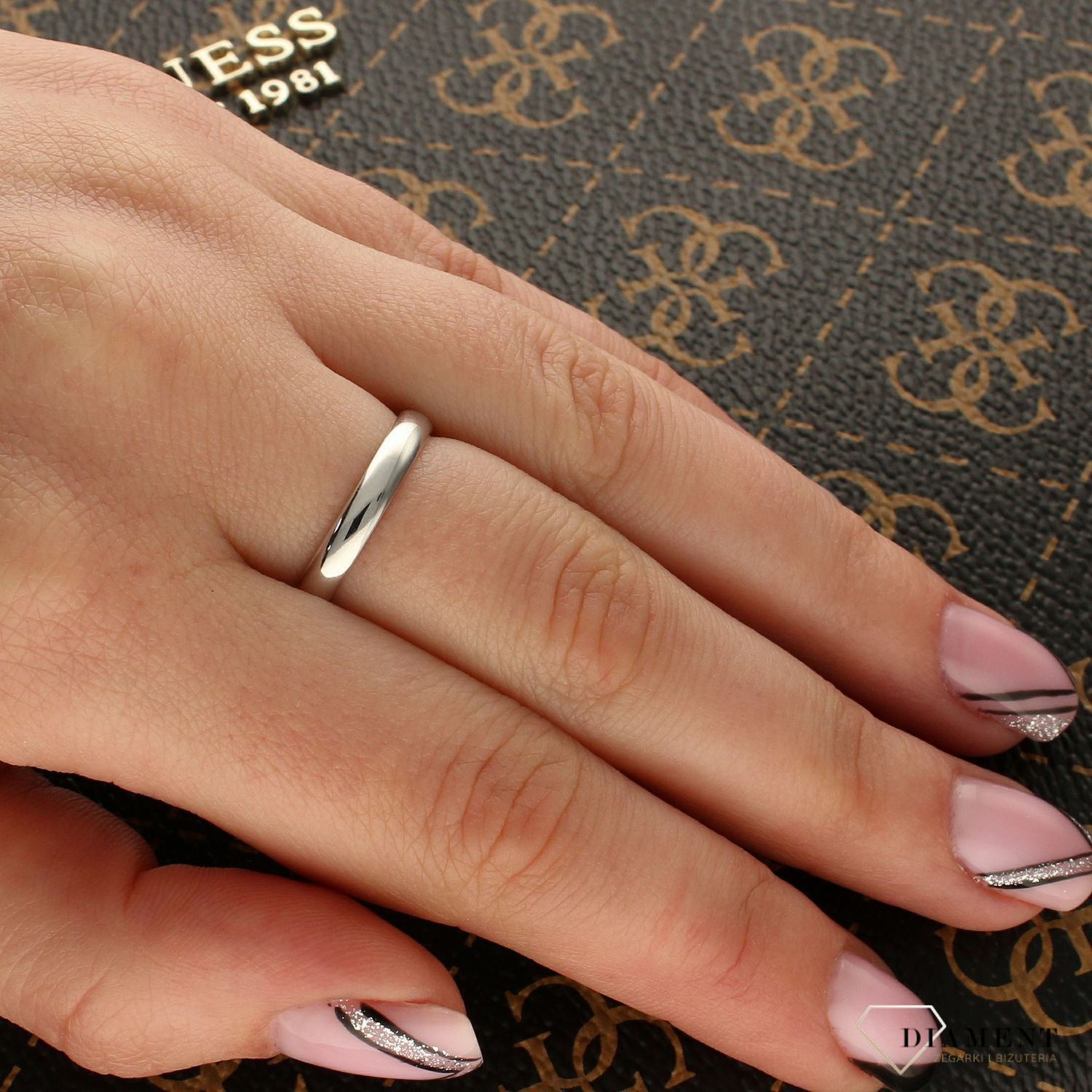 Złota obrączka DIAMENT białe złoto 'obrączka wysadzana Diamentami' 585 W-563. Złote pierścionki z brylantami. Biżuteria wykonana z białego 14 karatowego złota w formie obrączki wysadzanej 14 1.jpg