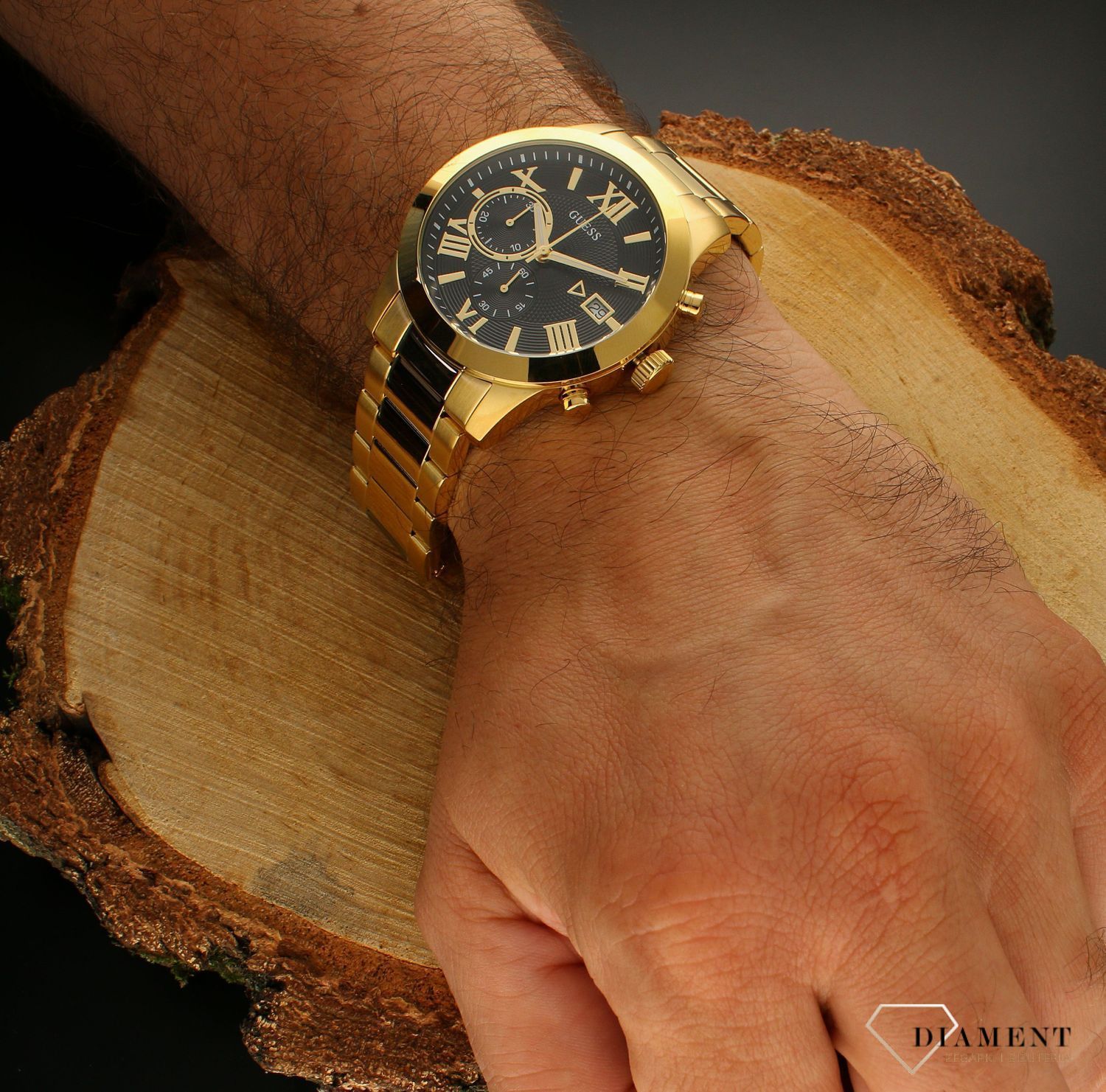 Zegarek męski Guess na złotej bransolecie Atlas Chronograph W0668G8 to idealna propozycja dla mężczyzn ceniących wyraziste i eleganckie dodatki. Okrągła koperta oraz bransoleta powstały z odpornej na działanie rdzy stali szlachetnej w kolorze z.jpg